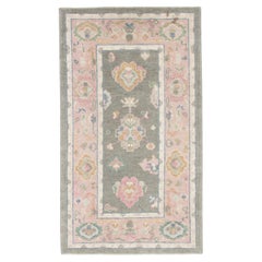 Tapis turc Oushak en laine tissé à la main gris et rose à motifs floraux 3'1" x 5'4".