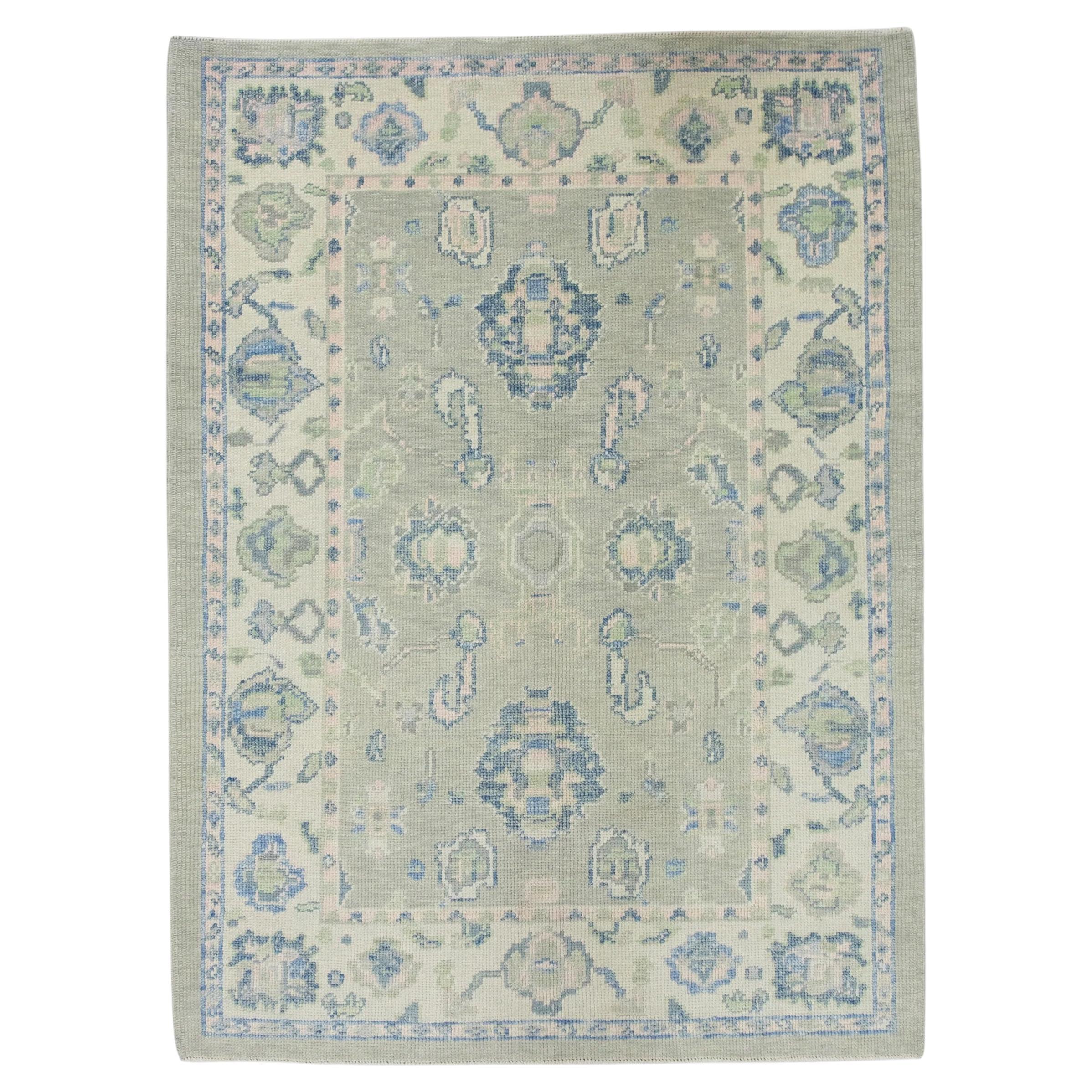 Grüner und blauer handgewebter türkischer Oushak-Teppich aus Wolle mit Blumenmuster 4' x 5'5"