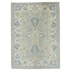 Grüner und blauer handgewebter türkischer Oushak-Teppich aus Wolle mit Blumenmuster 4' x 5'5"