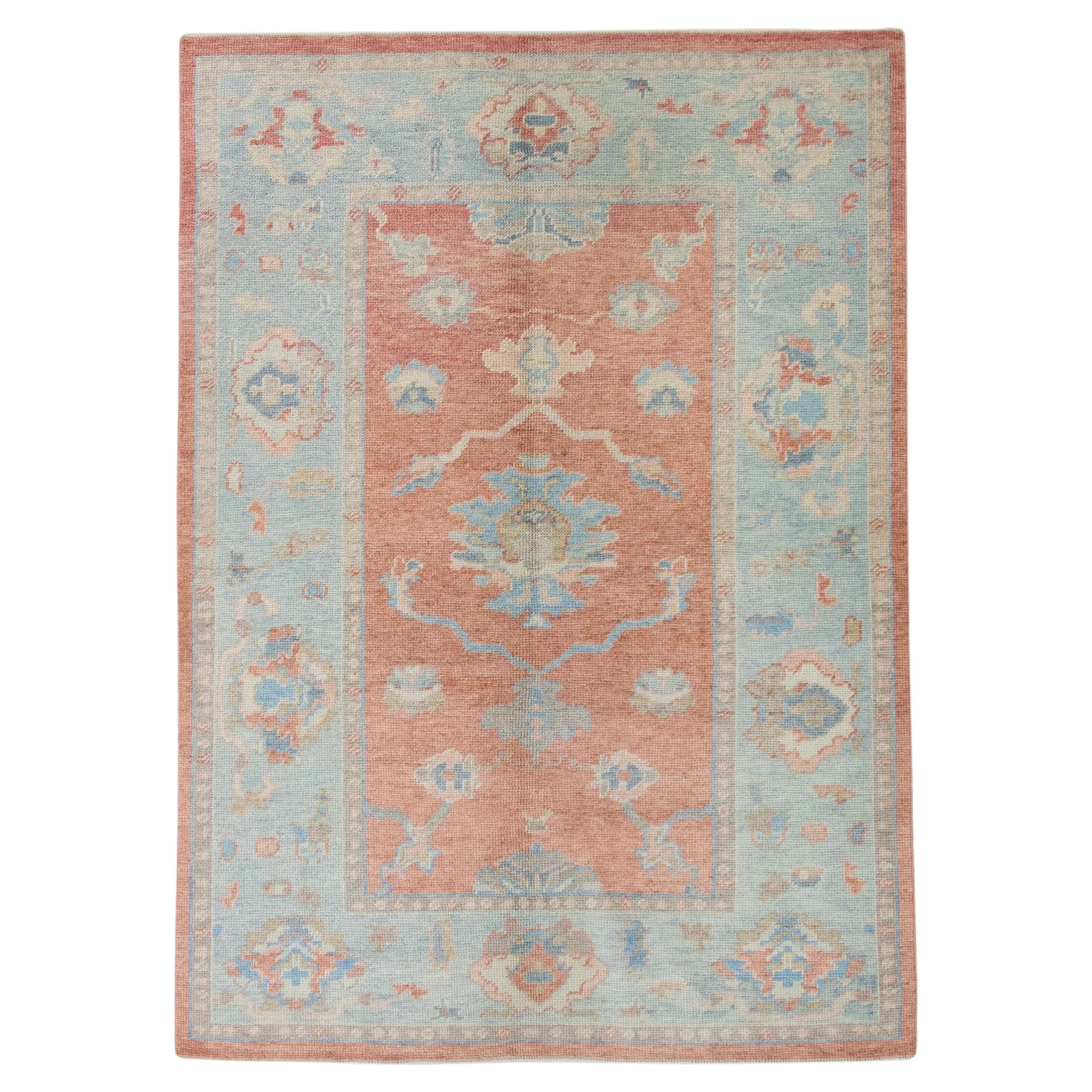 Tapis turc Oushak en laine rouge tissée à la main à motif floral bleu 4'9" x 6'9".