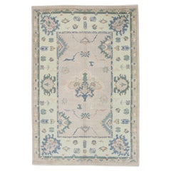 Tapis turc Oushak en laine rose doux tissé à la main à motif floral bleu 4'11" x 7'