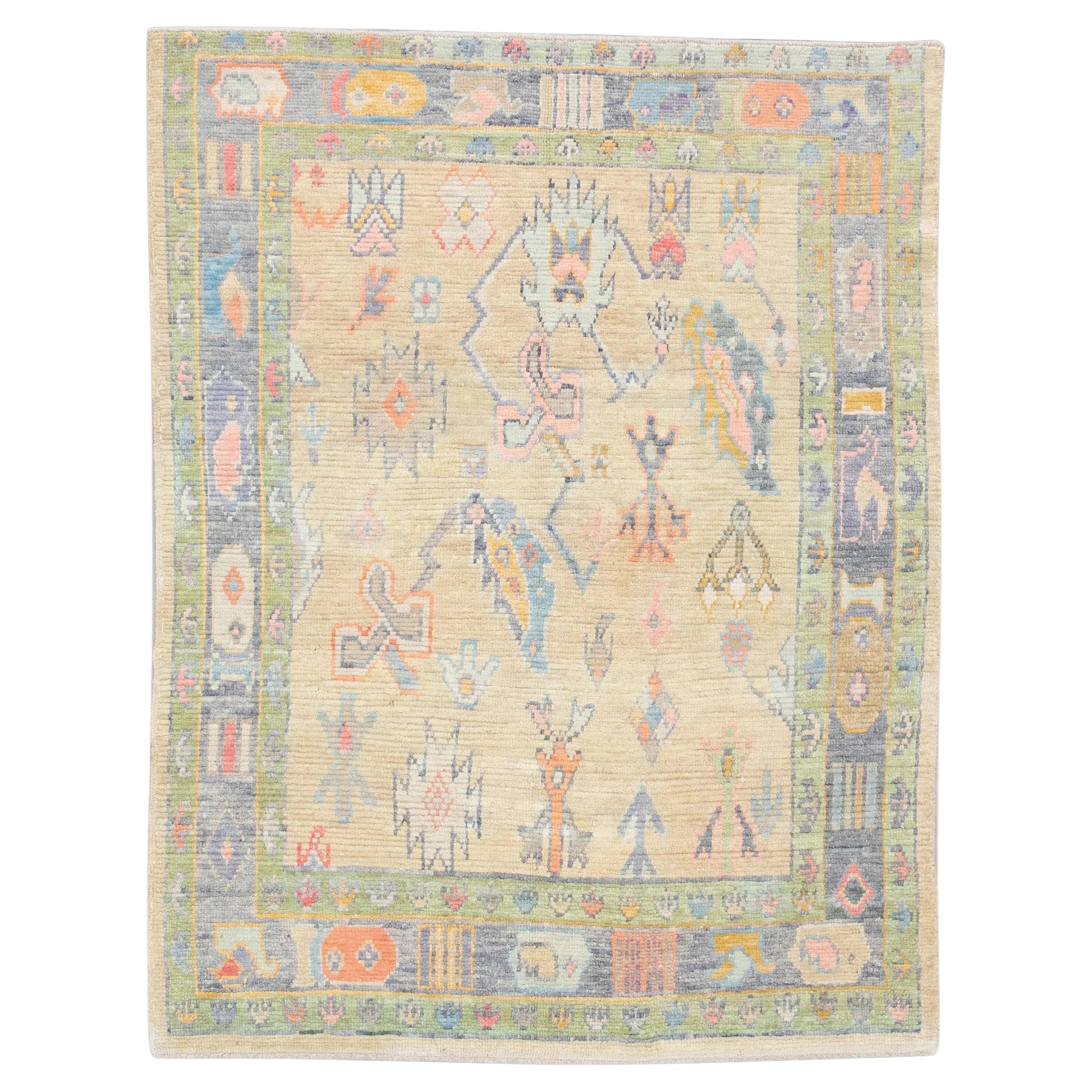 Alfombra turca Oushak de lana amarilla pálida tejida a mano con motivos florales de colores 5'7x 7'