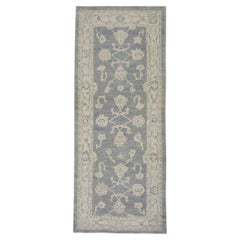 Blauer, geblümter, handgewebter türkischer Oushak-Teppich aus Wolle 3'10" x 10'5"