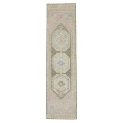 Mehrfarbiger handgewebter türkischer Oushak-Teppich aus Wolle mit geometrischem Medaillon 2'10" x 10'6"