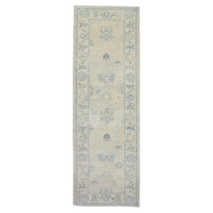 Türkischer Oushak-Teppich aus handgewebter Wolle in Creme und Weichblau 3'2" x 9'9" mit Blumenmuster