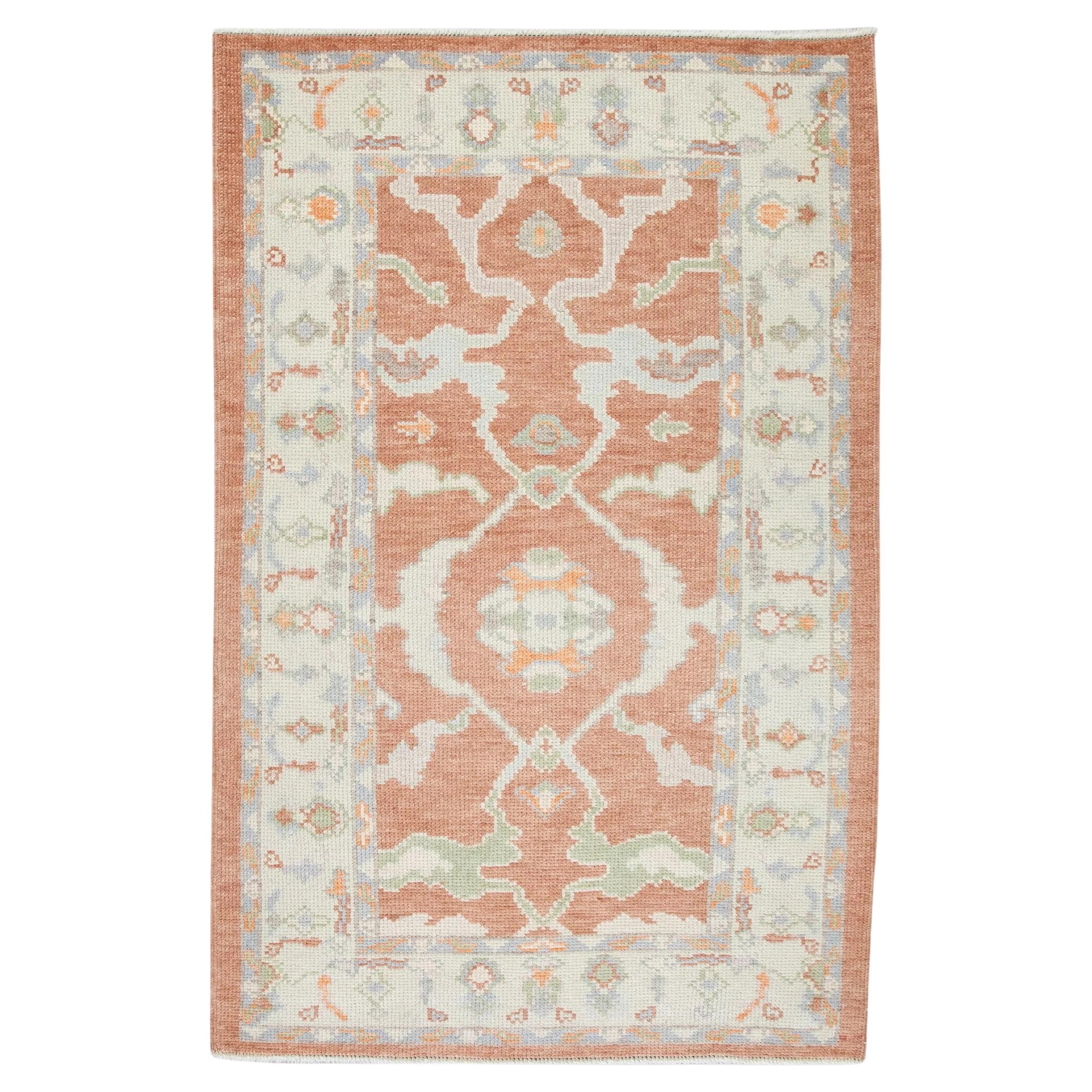 Alfombra Oushak Turca Tejida a Mano Floral en Coral, Crema y Azul 3'2 x 5'1 en venta