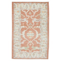 Tapis turc Oushak à fleurs sur toute sa surface tissé à la main en corail, crème et bleu 3'2 x 5'1