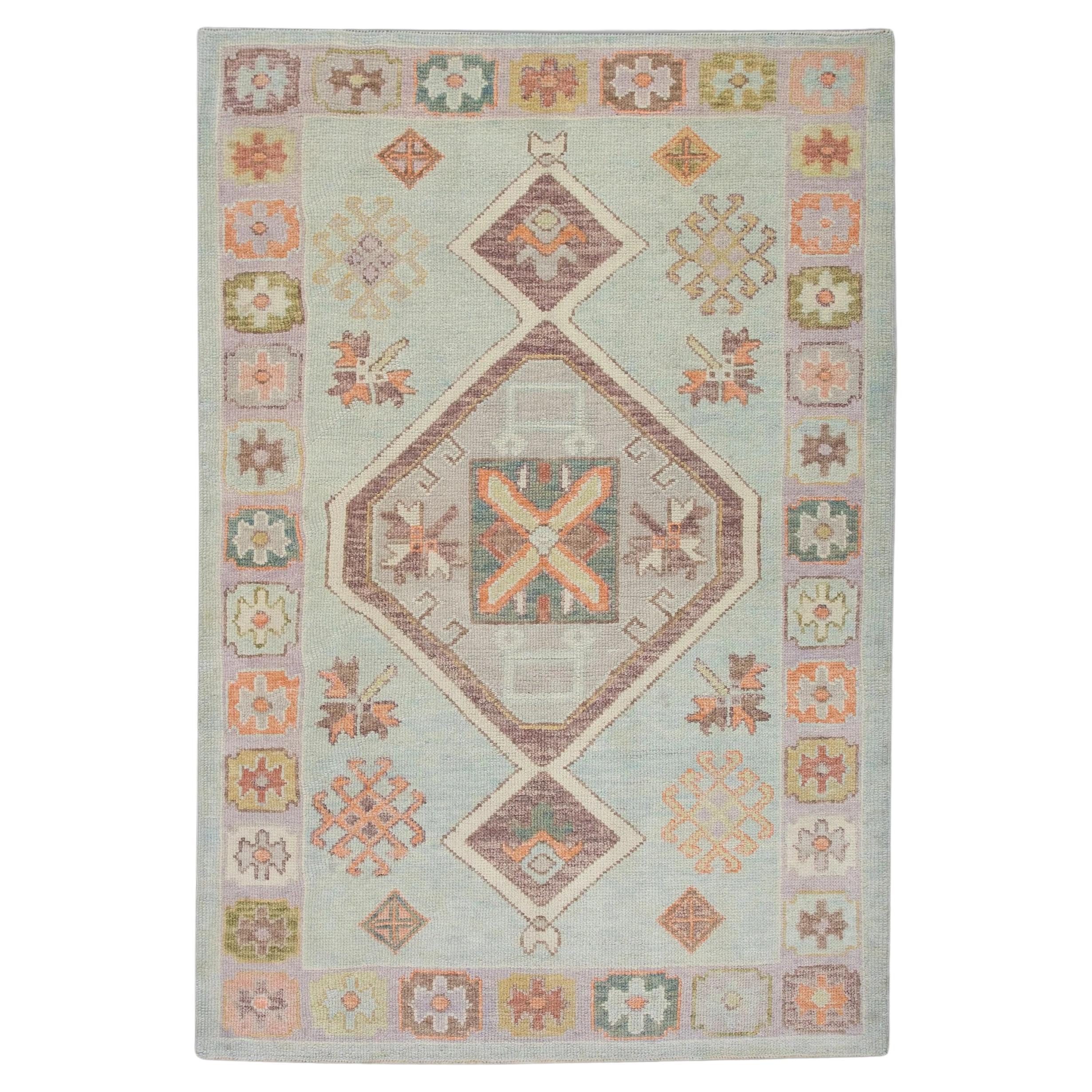 Alfombra Oushak Turca de Lana Tejida a Mano Azul Bebé con Diseño de Diamantes de Colores 4'2x6'4