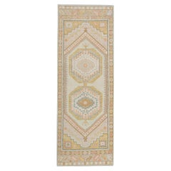 Mehrfarbiger handgewebter türkischer Oushak-Teppich aus Wolle mit Medaillon-Design 3' x 8'1"