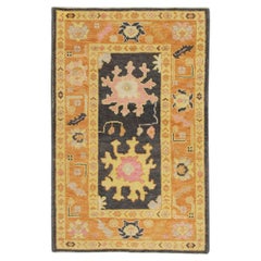 Tapis turc Oushak tissé à la main avec motifs floraux orange et rose 3'1" x 4'8".