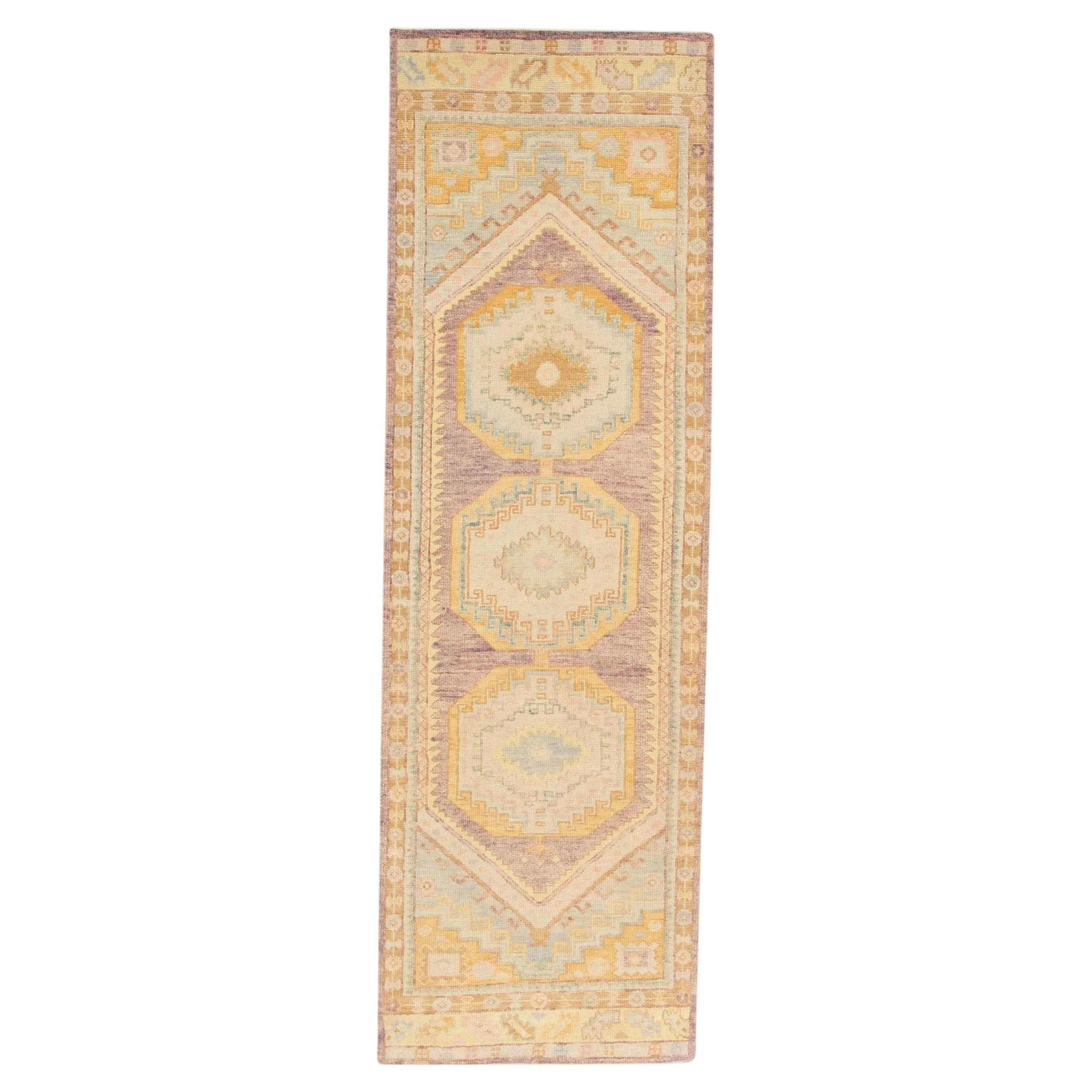 Tappeto turco Oushak Oro e tenui colori pastello Tessuto a mano in lana 3'2" x 9'11" in vendita