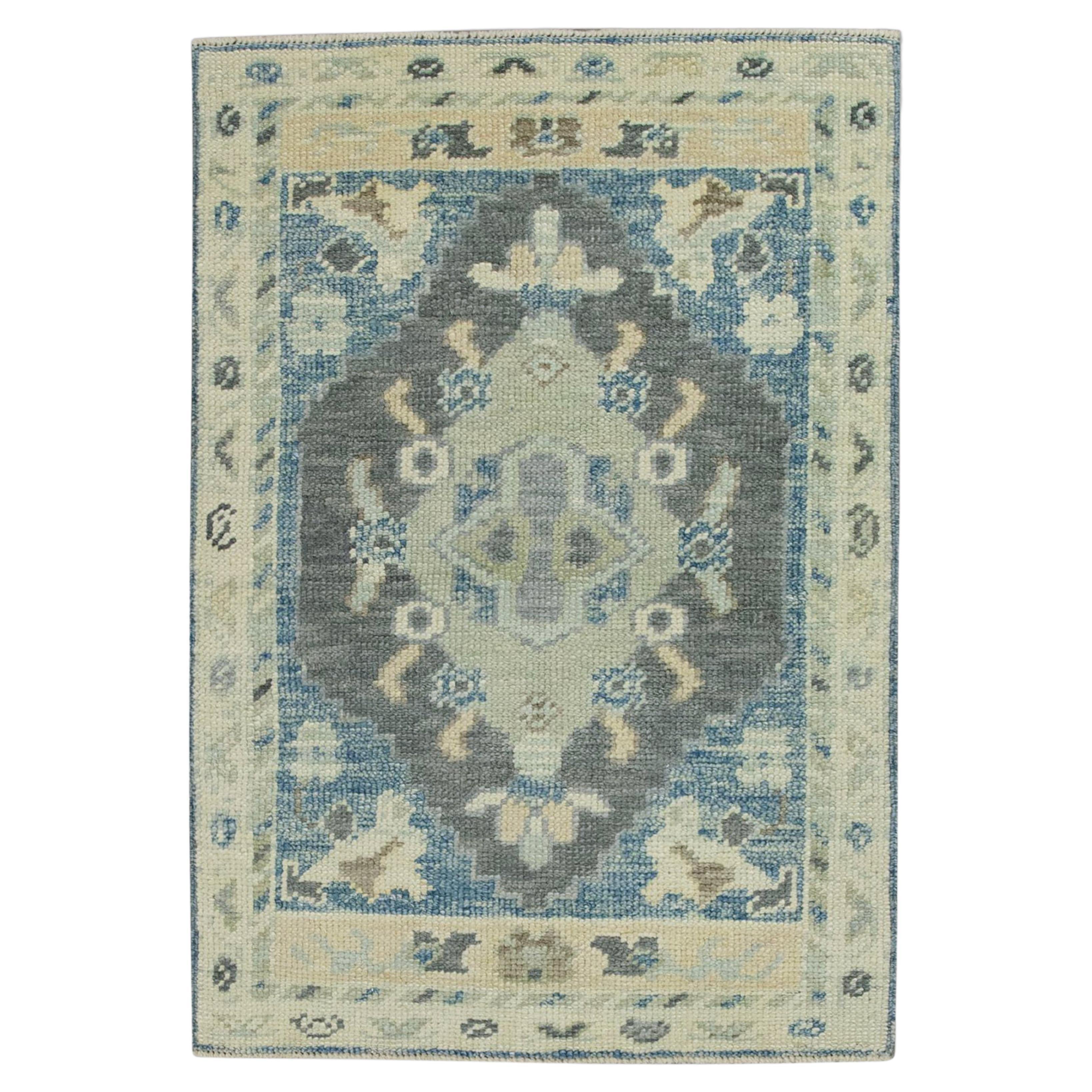 Tapis turc Oushak gris, bleu et vert tissé à la main 2'2" x 3'1"