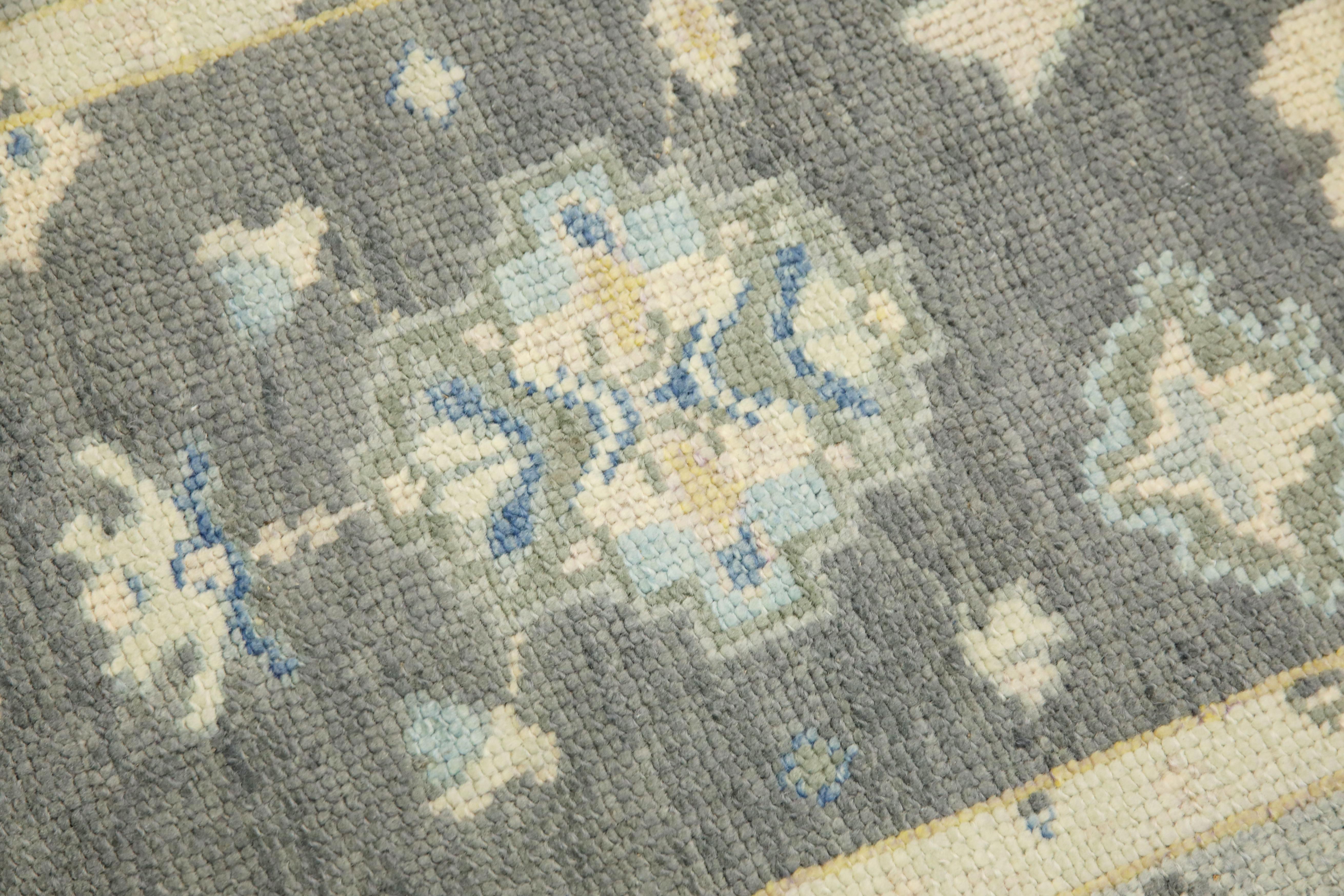 Alfombra turca Oushak Alfombra de lana tejida a mano gris, azul y marfil 2'11