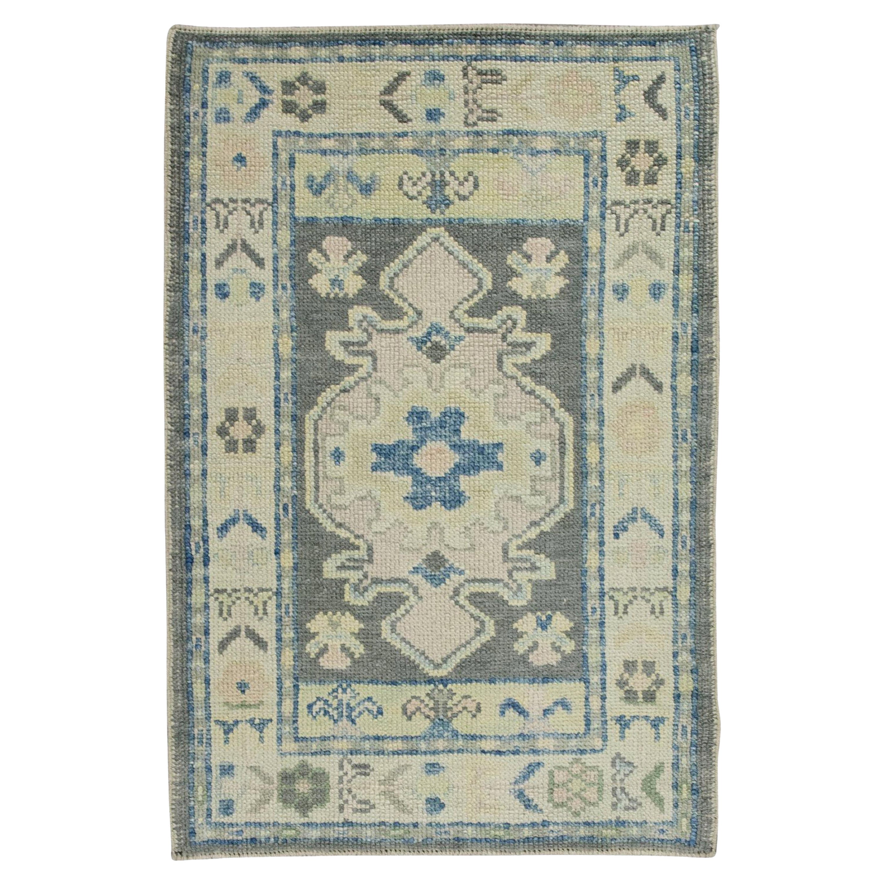 Türkischer Oushak-Teppich aus handgewebter Wolle in Grau, Blau & Elfenbein 2'3" x 3'4" im Angebot