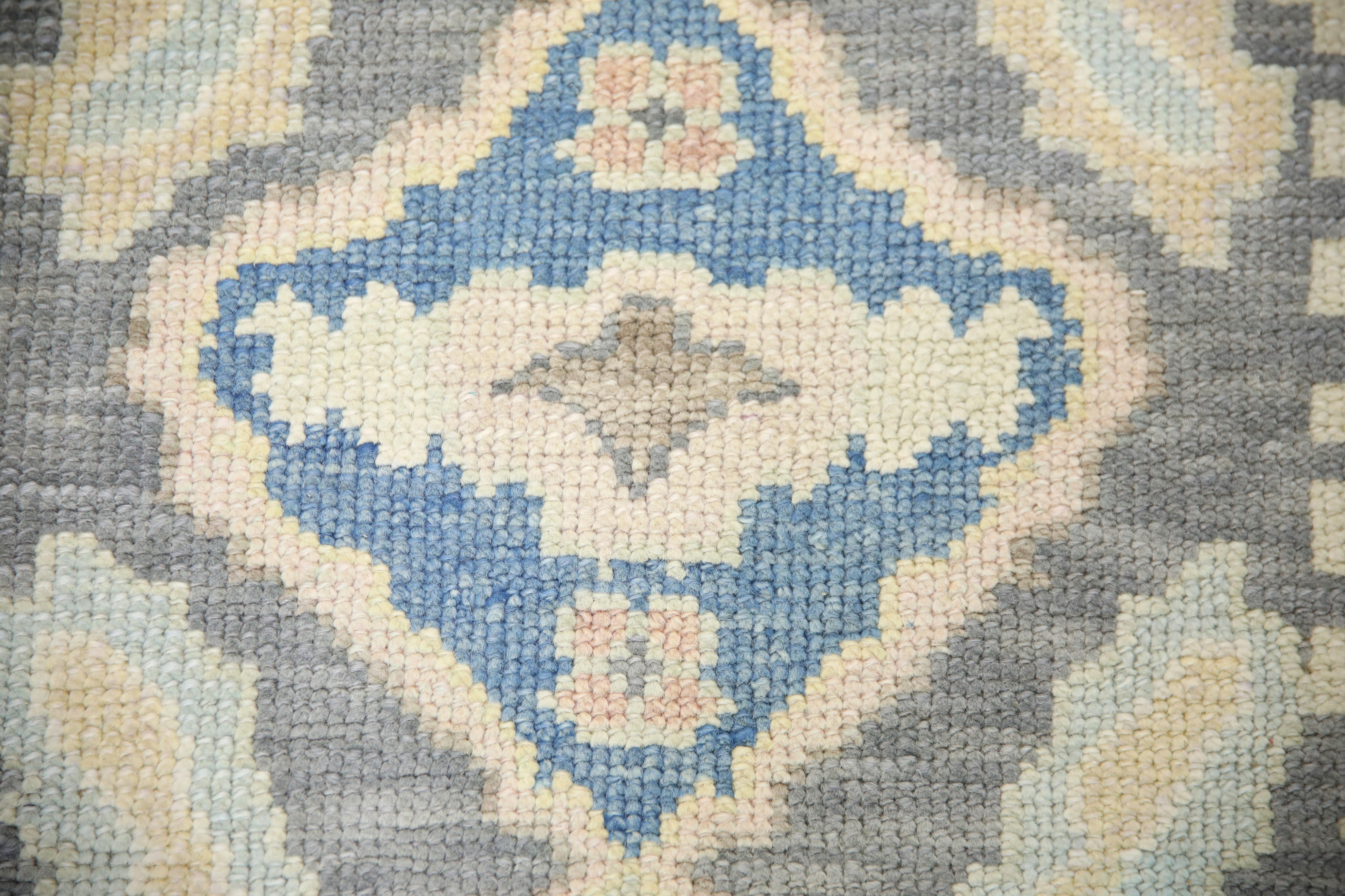 Türkischer Oushak-Teppich in Grau & Blau mit Medaillon aus handgewebter Wolle 2'2