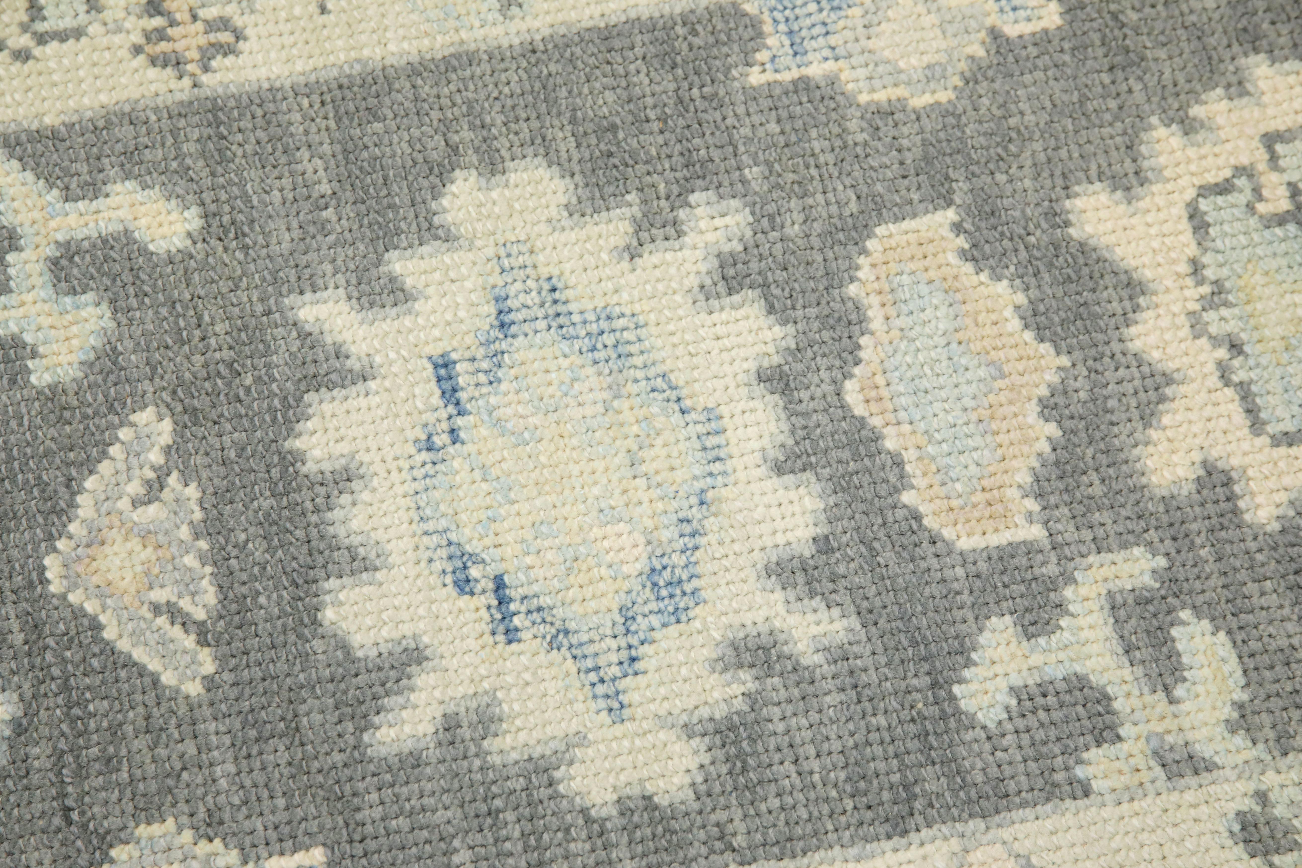 Türkischer Oushak-Teppich in Grau mit Blumenmuster aus handgewebter Wolle 2'3