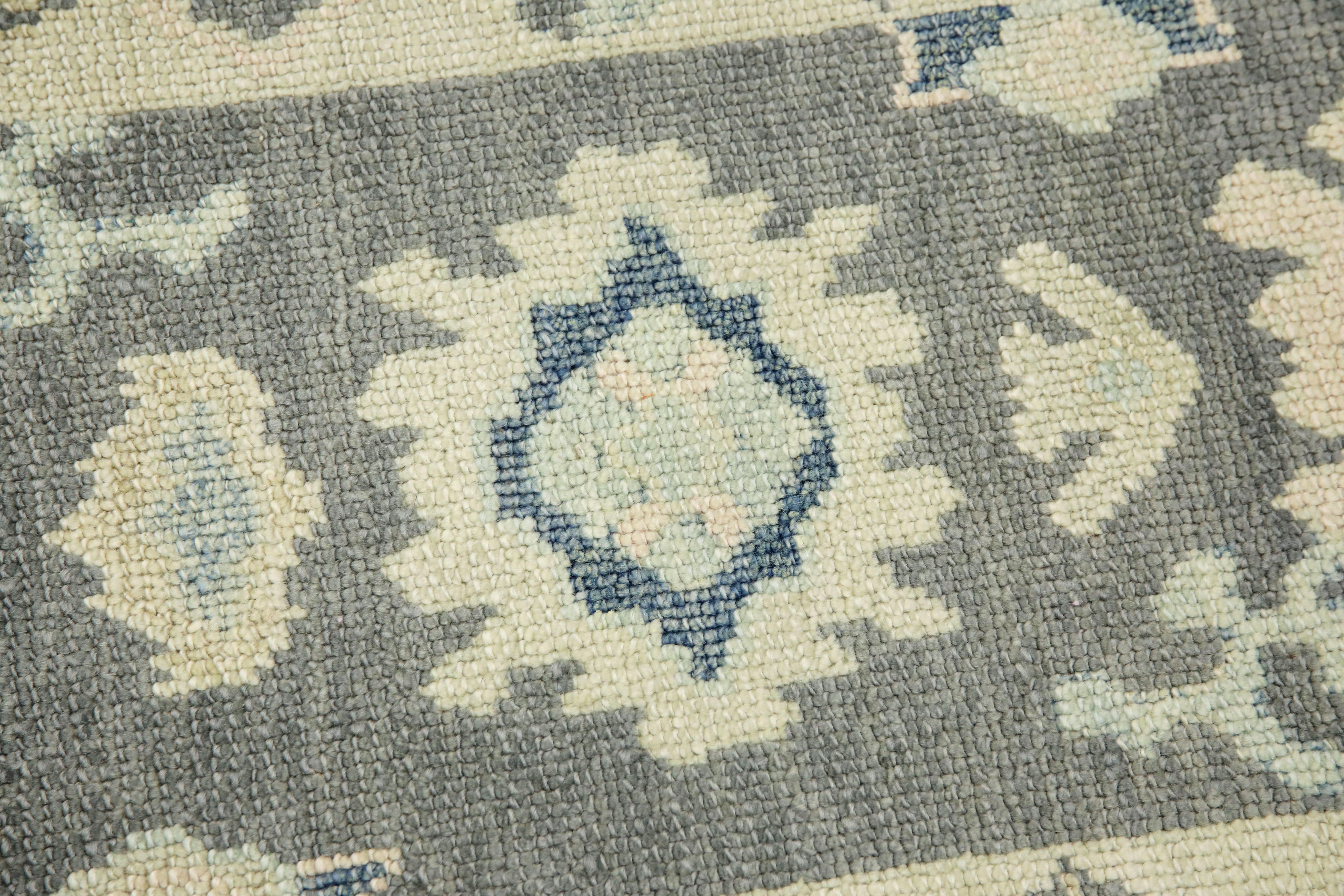 Türkischer Oushak-Teppich aus handgewebter Wolle in Grau & Grün mit geometrischem Design, 2' x 3'3