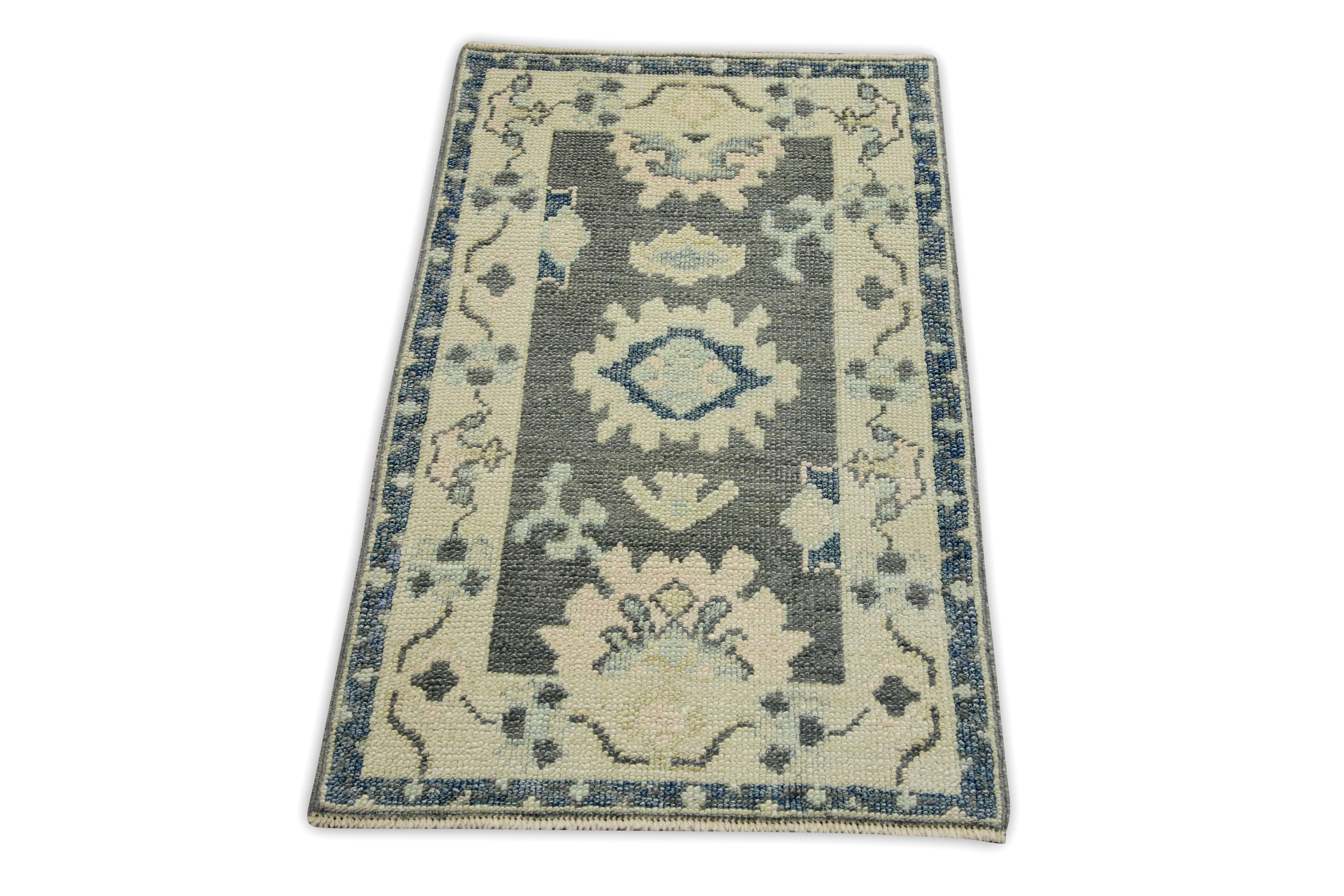 Türkischer Oushak-Teppich aus handgewebter Wolle in Grau & Grün mit geometrischem Design, 2' x 3'3
