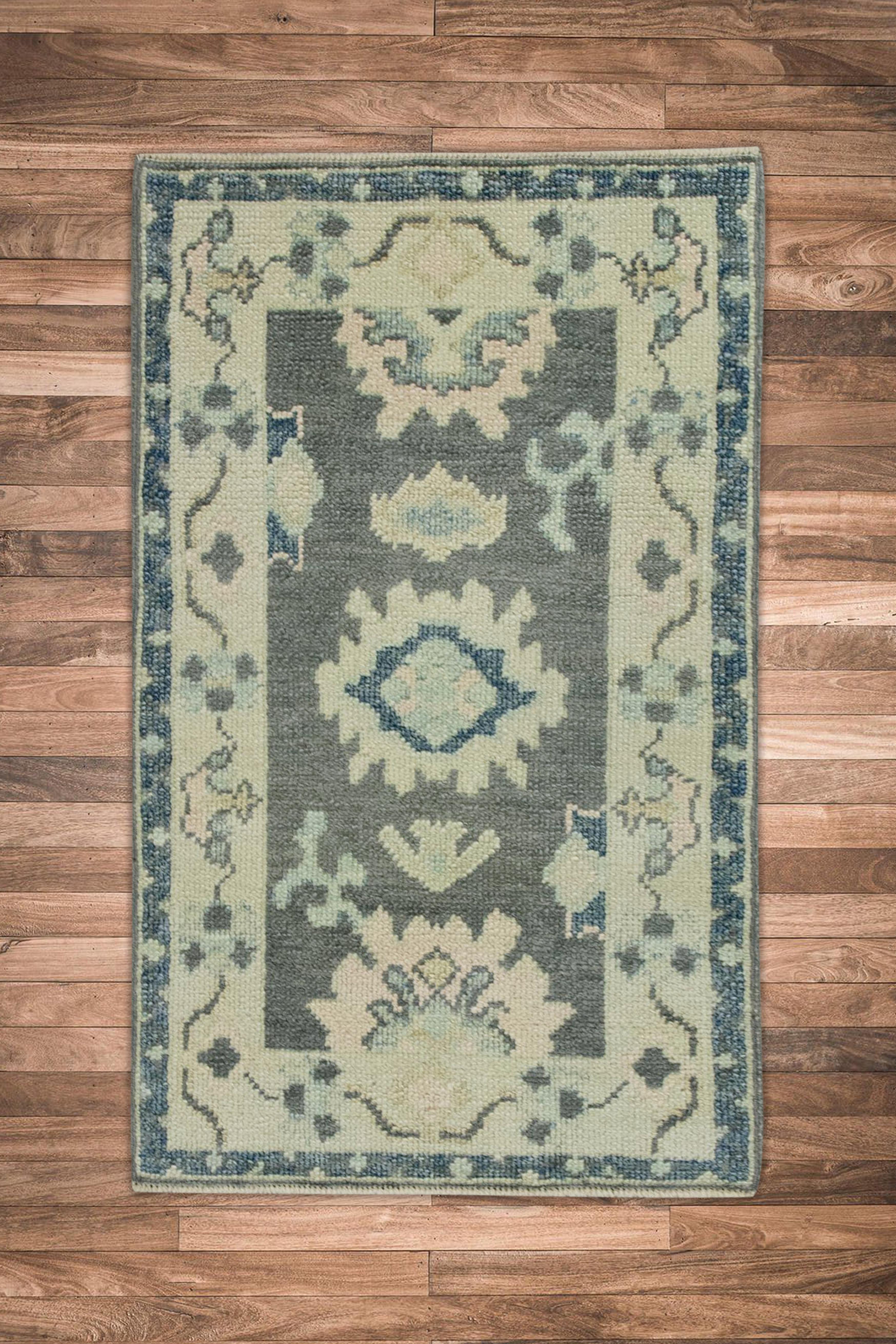 Türkischer Oushak-Teppich aus handgewebter Wolle in Grau & Grün mit geometrischem Design, 2' x 3'3