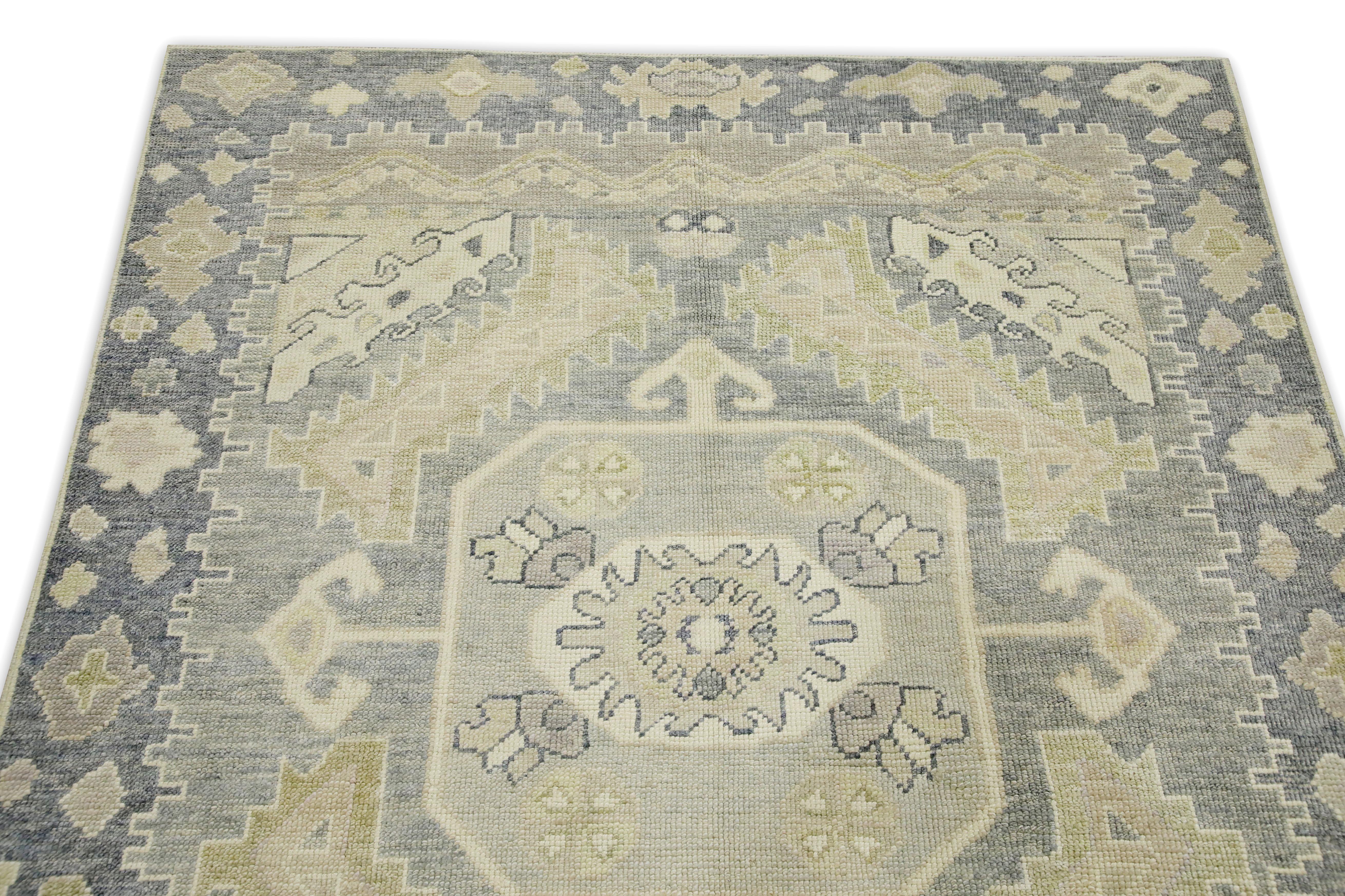 XXIe siècle et contemporain Tapis turc Oushak Gris Vert Ivoire Tapis de laine tissé à la main 4'9