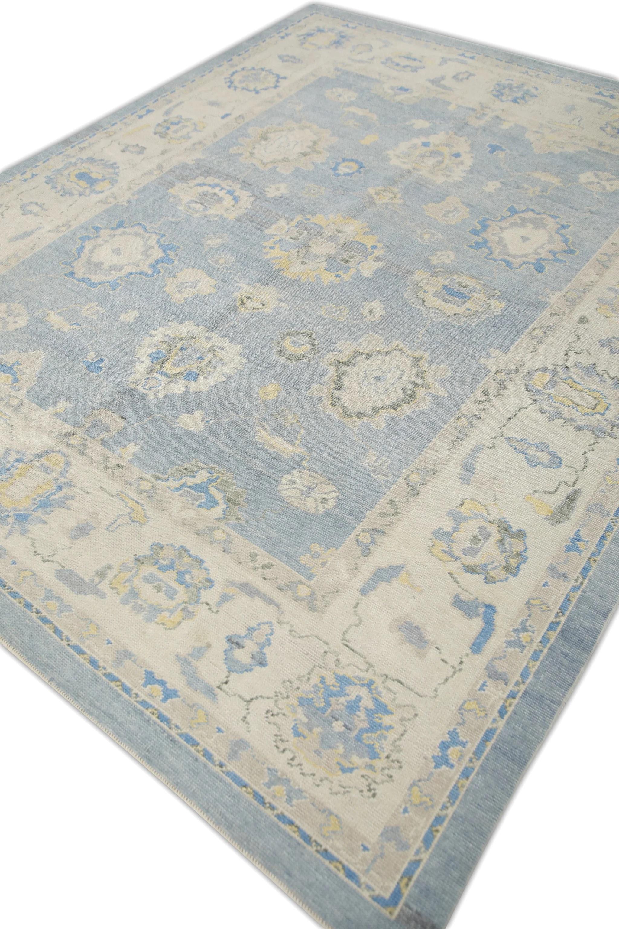Alfombra Turca Oushak Tejida a Mano Floral de Lana Azul Amarilla 8' x 9'10

Esta exquisita alfombra turca Oushak azul y amarilla es una impresionante obra de arte tejida a mano por hábiles artesanos con técnicas milenarias. Los intrincados motivos