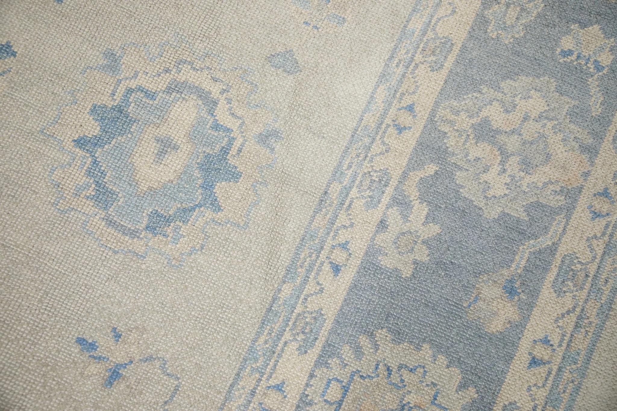 Moderno Tappeto turco Oushak Tessuto a mano in lana blu con design floreale 8'2