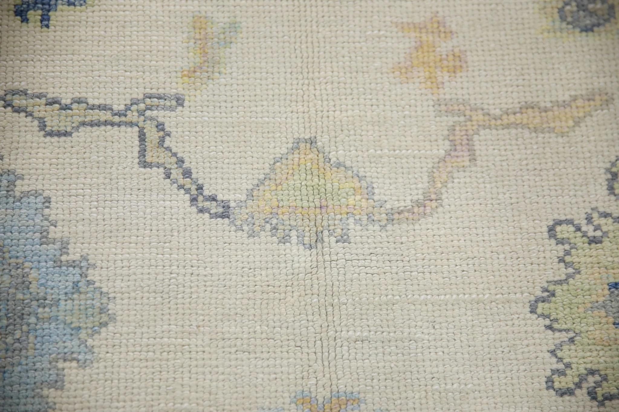 Moderne Tapis turc Oushak tissé à la main, bleu crème et à fleurs 6'2