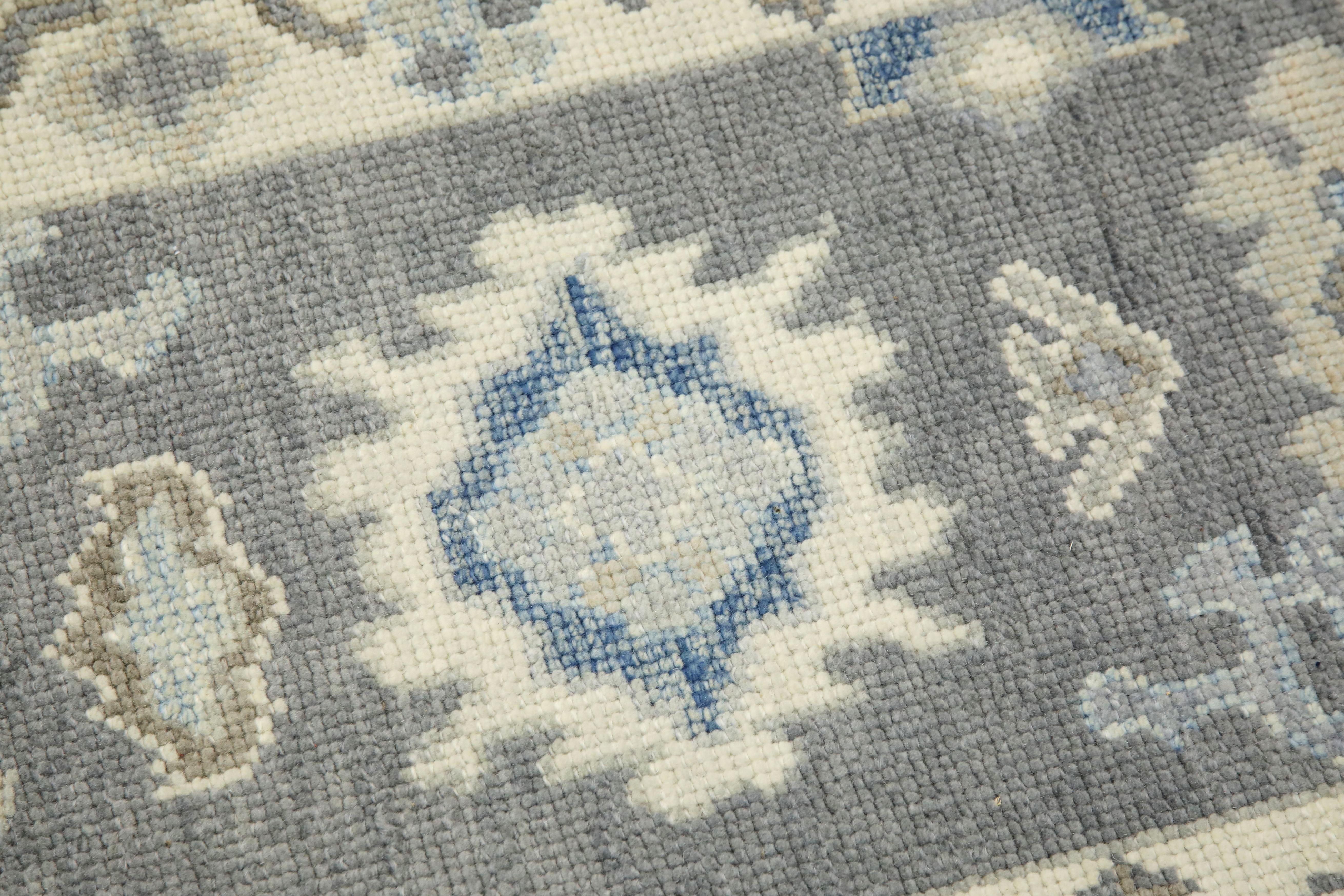 Türkischer Oushak-Teppich aus handgewebter Wolle in Grau und Blau mit Blumenmuster 2' x 3'3