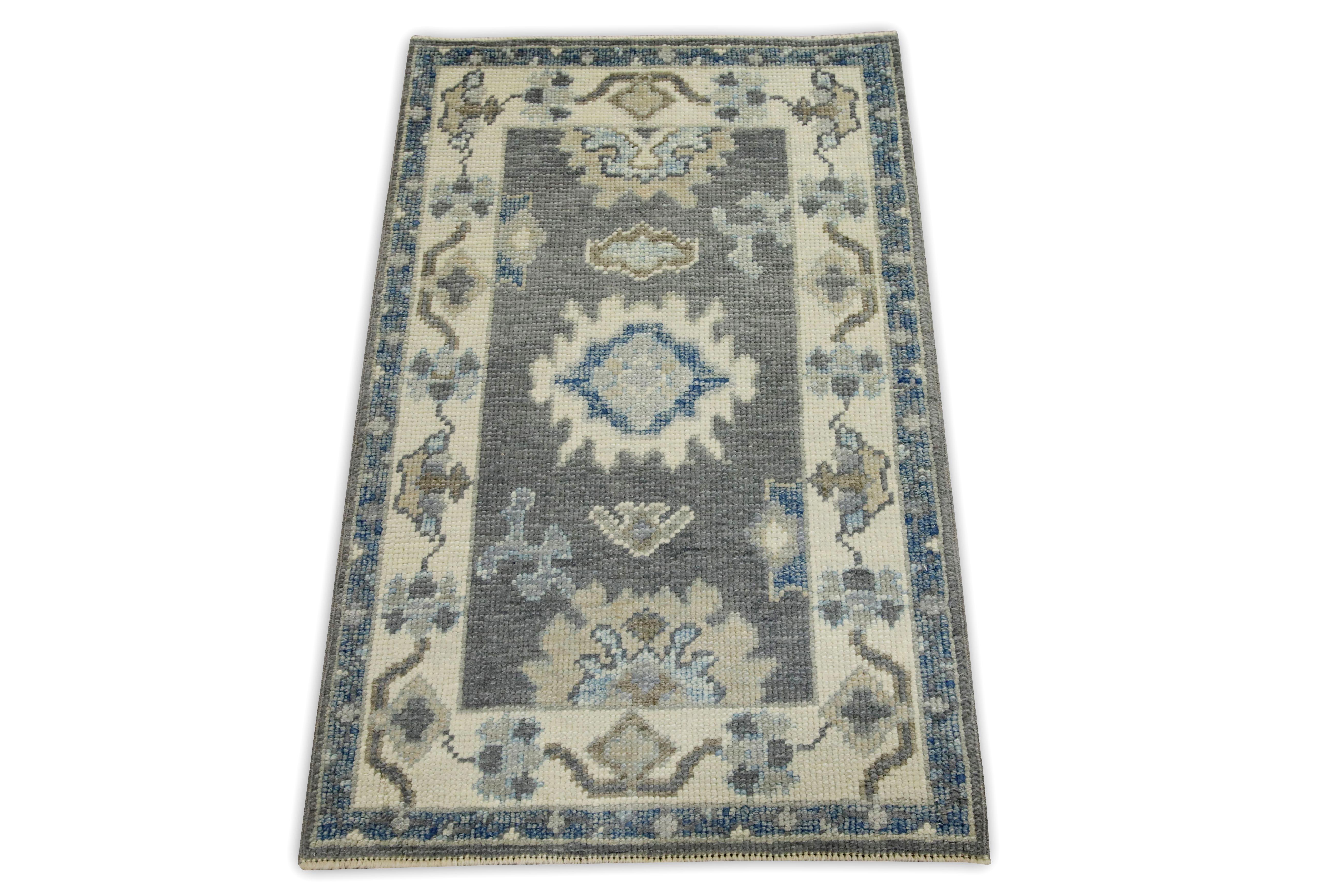 Türkischer Oushak-Teppich aus handgewebter Wolle in Grau und Blau mit Blumenmuster 2' x 3'3