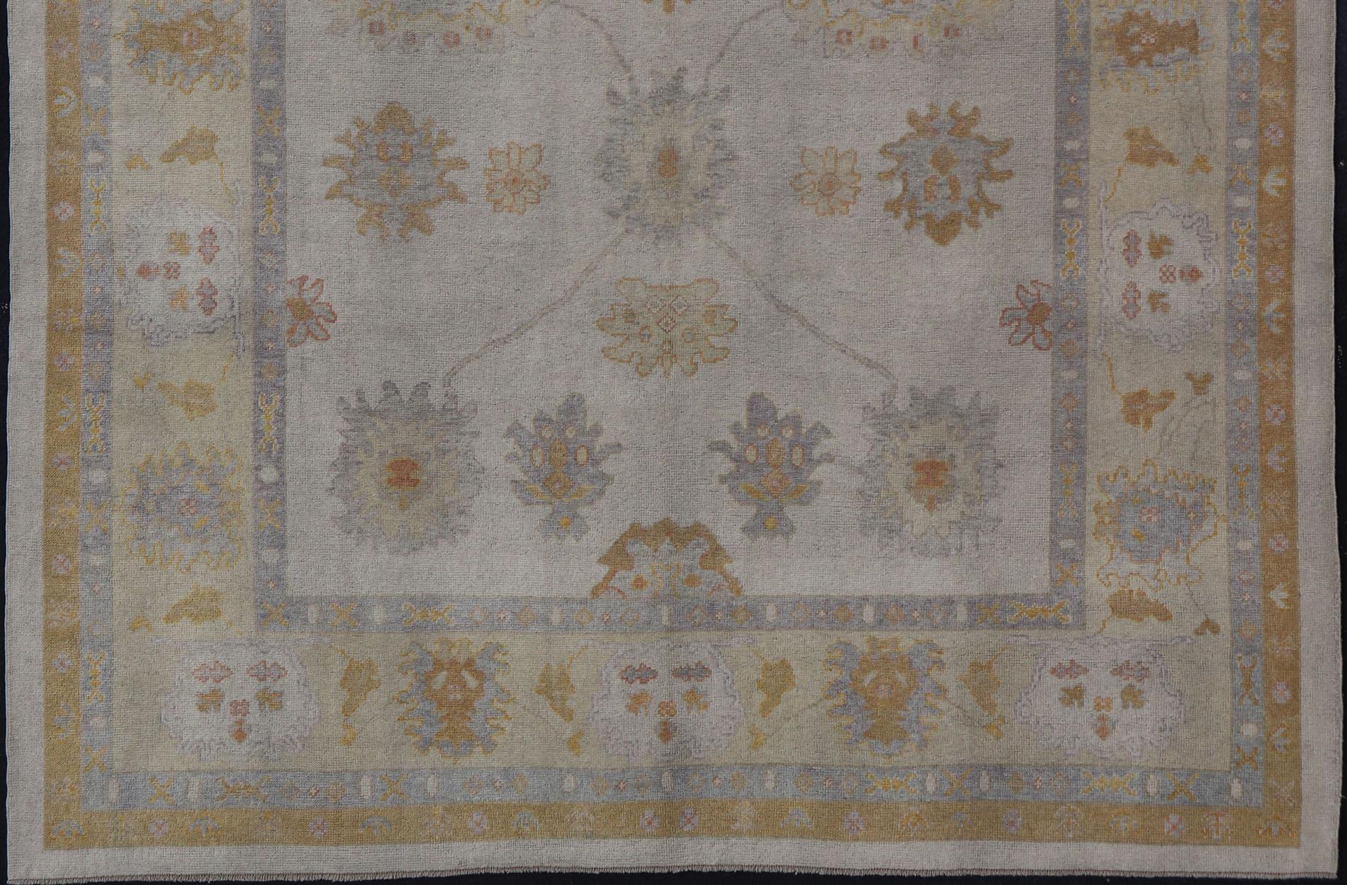 Turkish Oushak Rug in Gray with Faded Gold, Taupe, and Dusty Blue  10'6 x 14'0 en venta 4