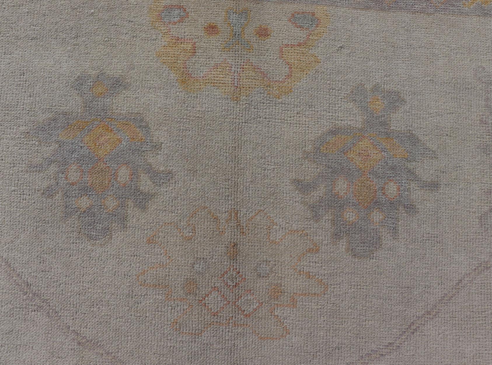 Turkish Oushak Rug in Gray with Faded Gold, Taupe, and Dusty Blue  10'6 x 14'0 Anudado a mano en venta