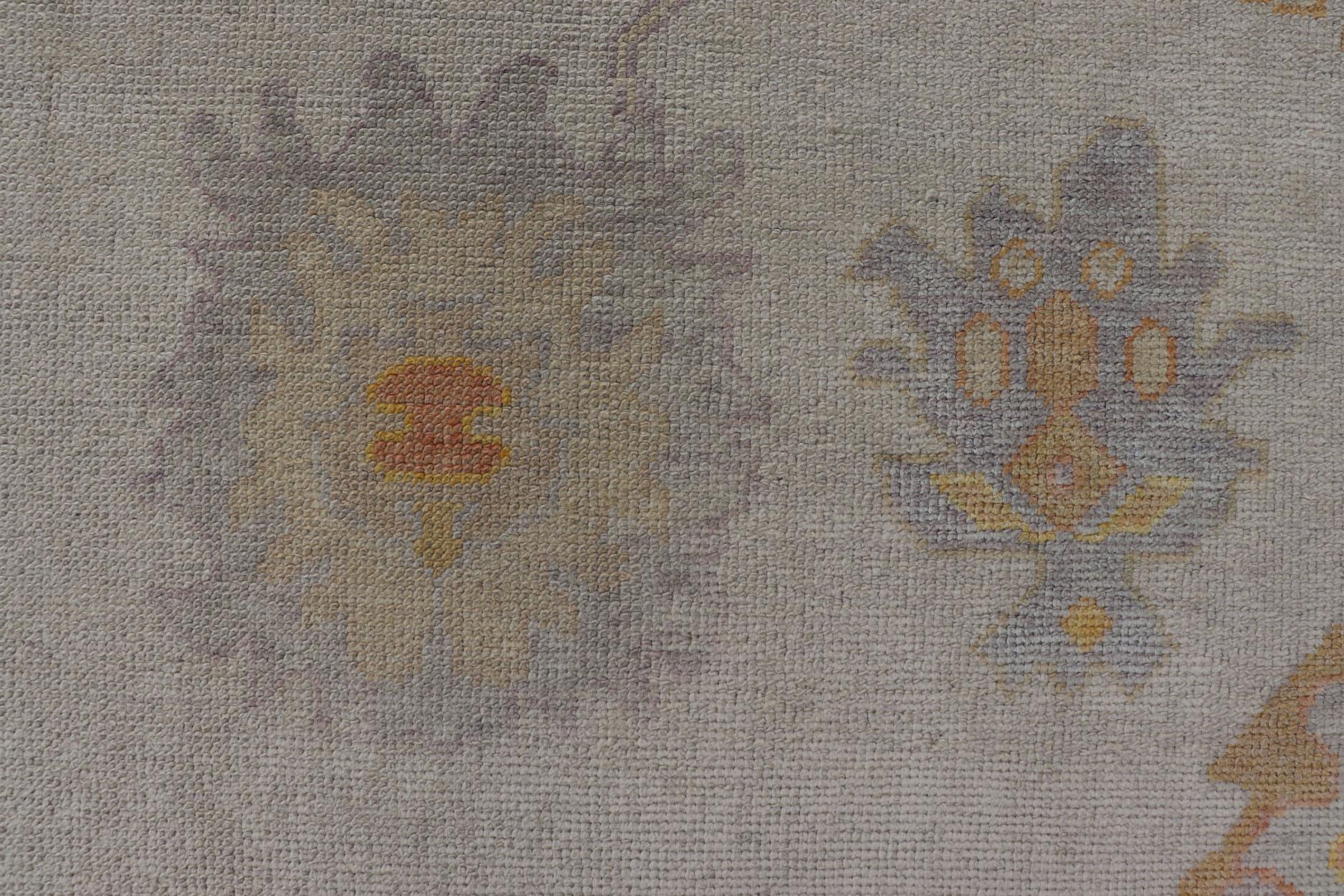 Turkish Oushak Rug in Gray with Faded Gold, Taupe, and Dusty Blue  10'6 x 14'0 en Excelente estado para la venta en Atlanta, GA