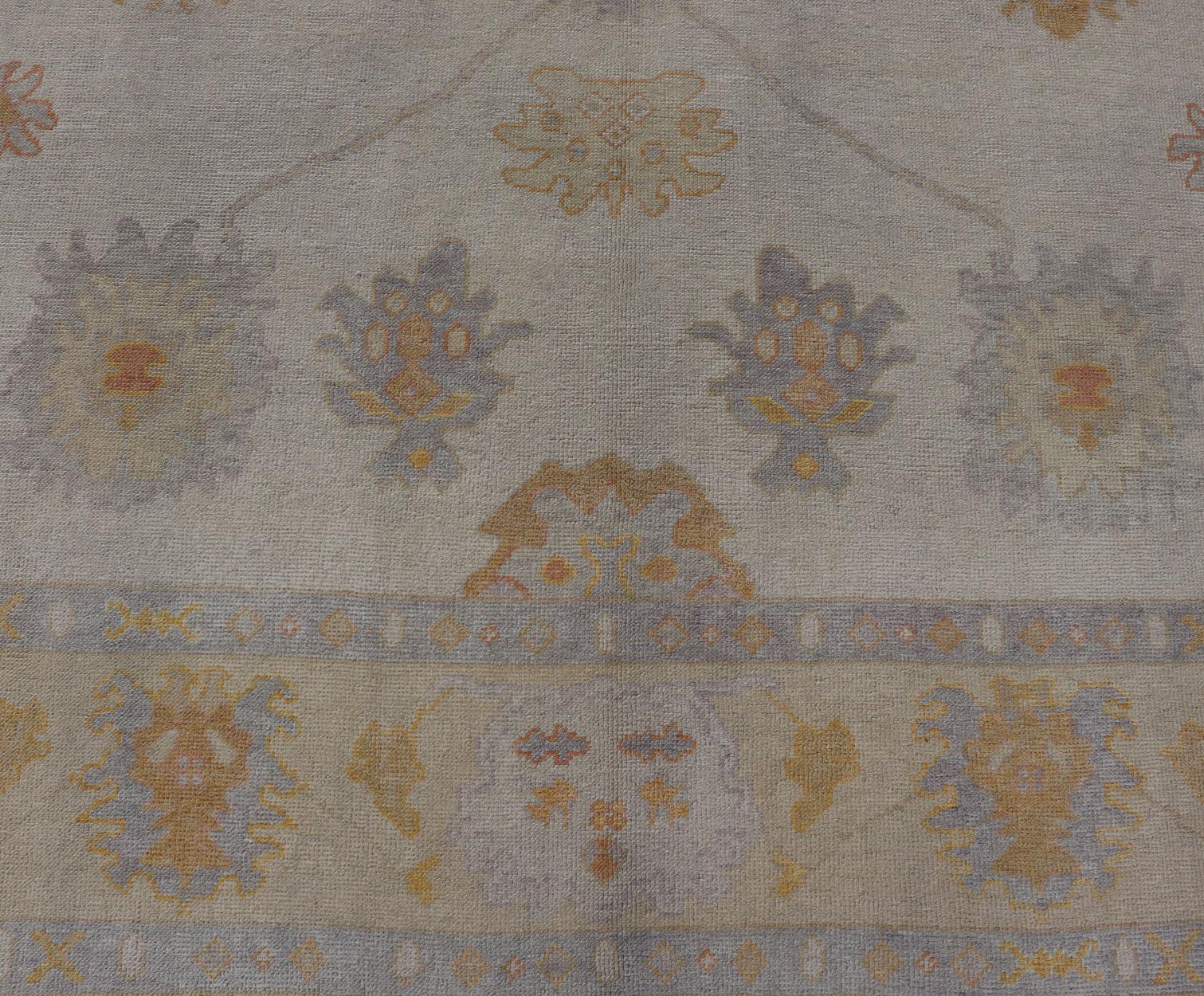 Turkish Oushak Rug in Gray with Faded Gold, Taupe, and Dusty Blue  10'6 x 14'0 Siglo XXI y contemporáneo en venta