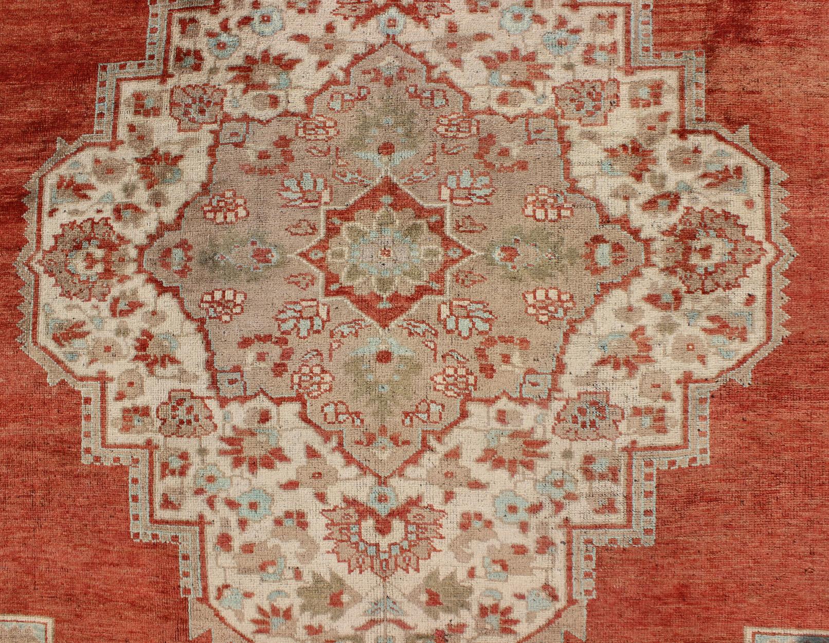 Türkischer Oushak-Teppich in Orange Rot, Hellgrün, Warm Taupe und Cremefarben im Angebot 1