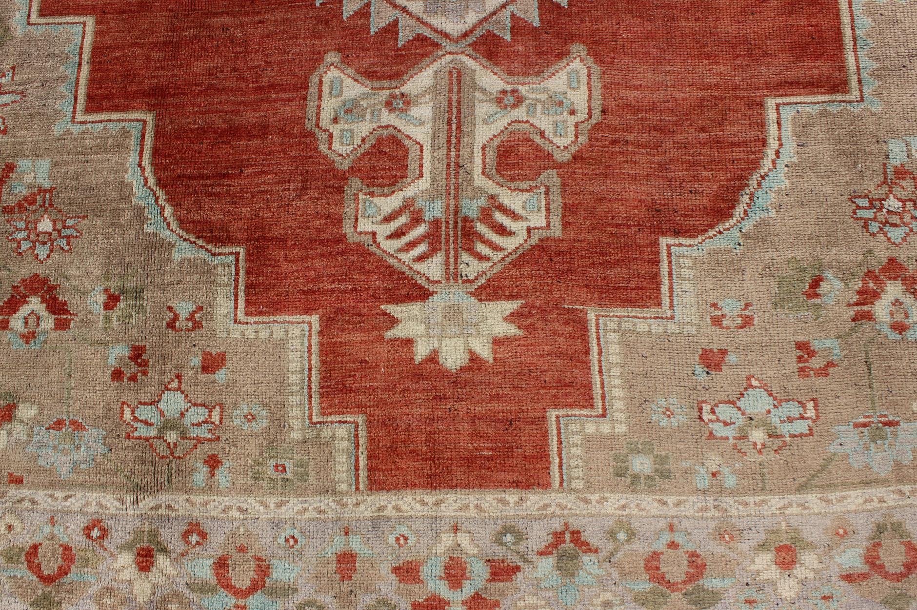 Türkischer Oushak-Teppich in Orange Rot, Hellgrün, Warm Taupe und Cremefarben im Angebot 2