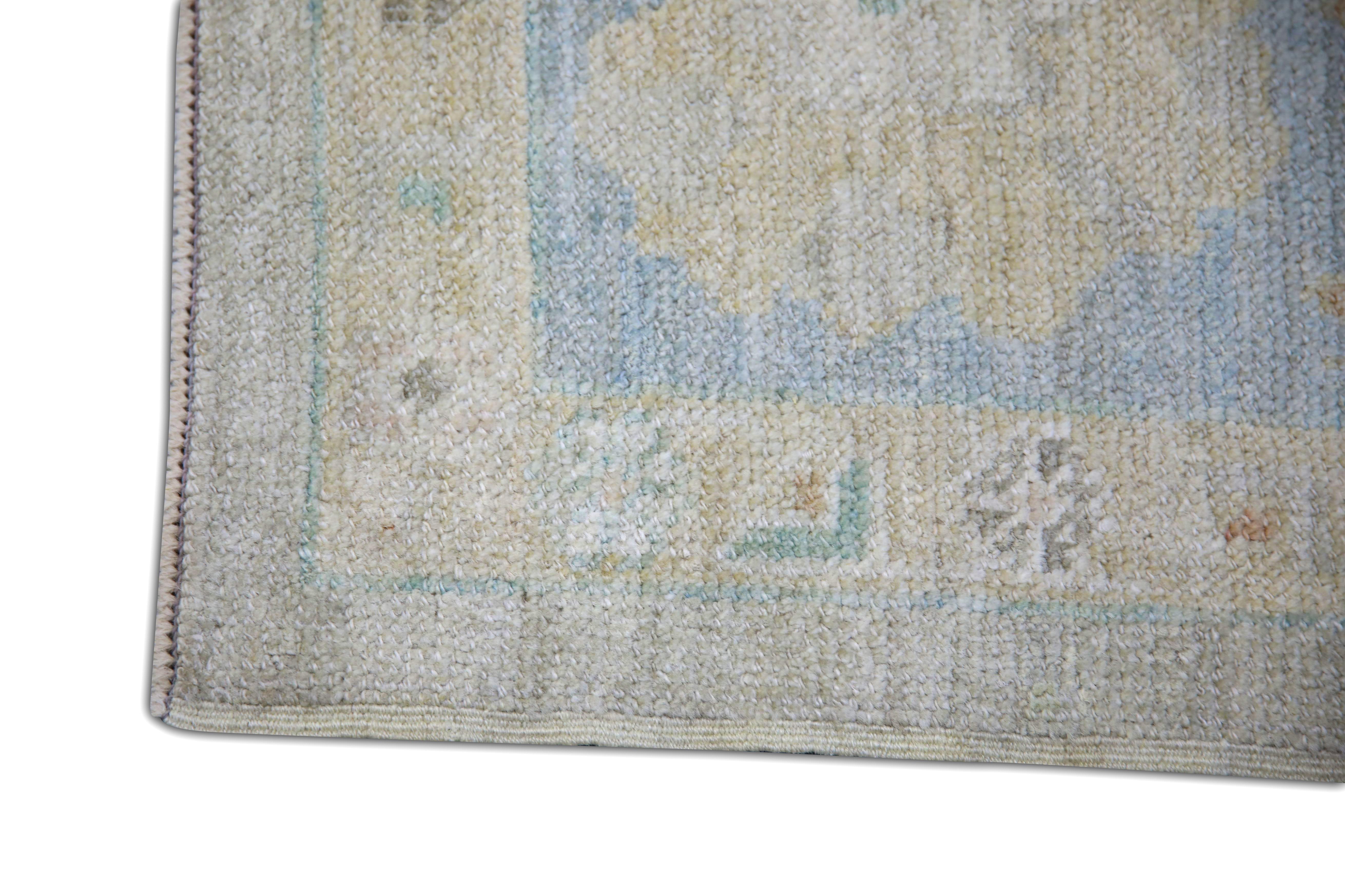 Türkischer Oushak Teppich in Soft Blue, Coral & Sage Handgewebter Wollteppich 8'5