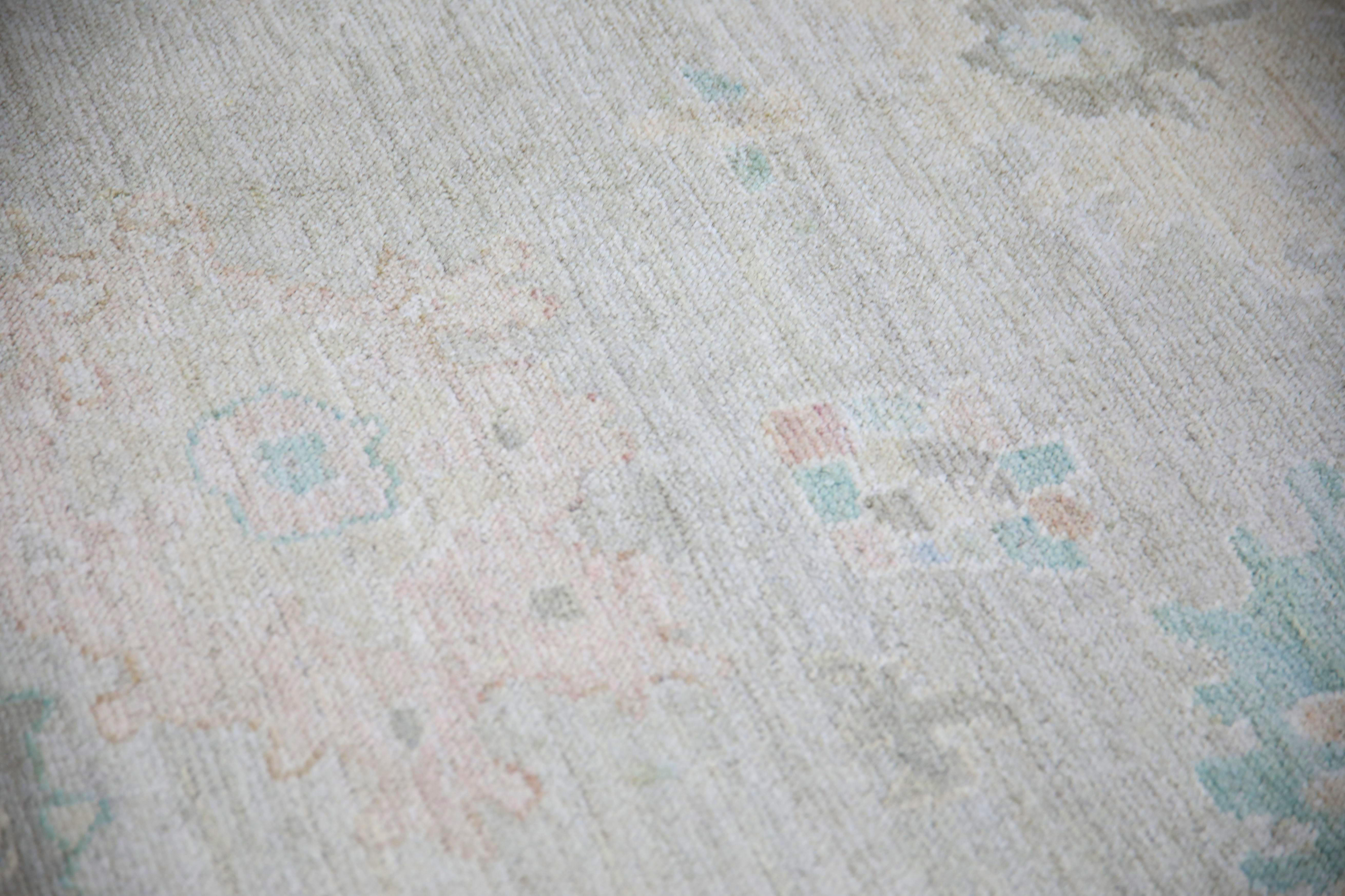 Türkischer Oushak Teppich in Soft Blue, Coral & Sage Handgewebter Wollteppich 8'5