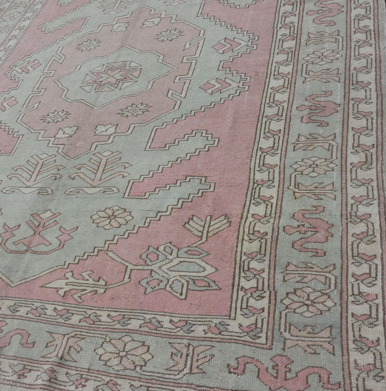 Türkischer Oushak-Teppich in zartem Rosa und Sage Grün mit geometrischem Muster 6'6 x 9'9 im Angebot 4