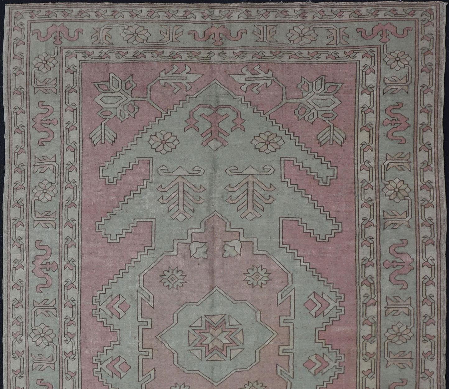 Türkischer Oushak-Teppich in zartem Rosa und Sage Grün mit geometrischem Muster 6'6 x 9'9 im Angebot 5