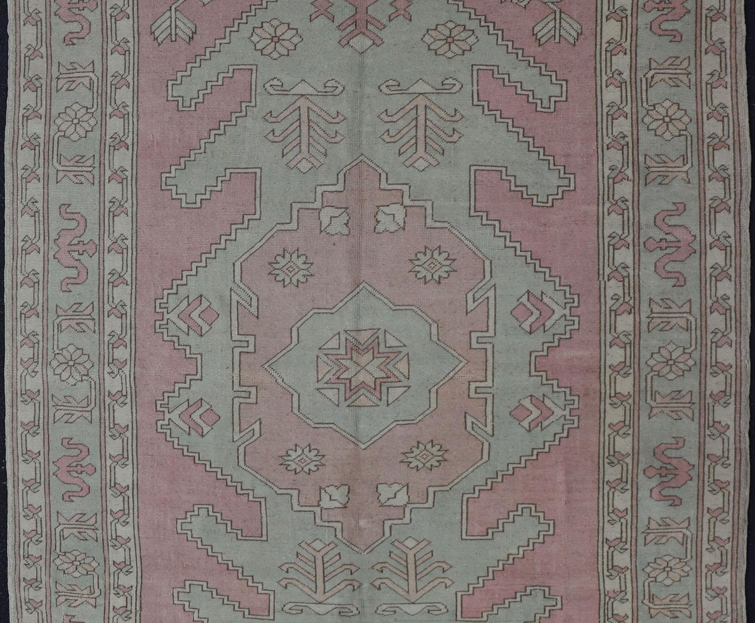 Türkischer Oushak-Teppich in zartem Rosa und Sage Grün mit geometrischem Muster 6'6 x 9'9 im Angebot 6