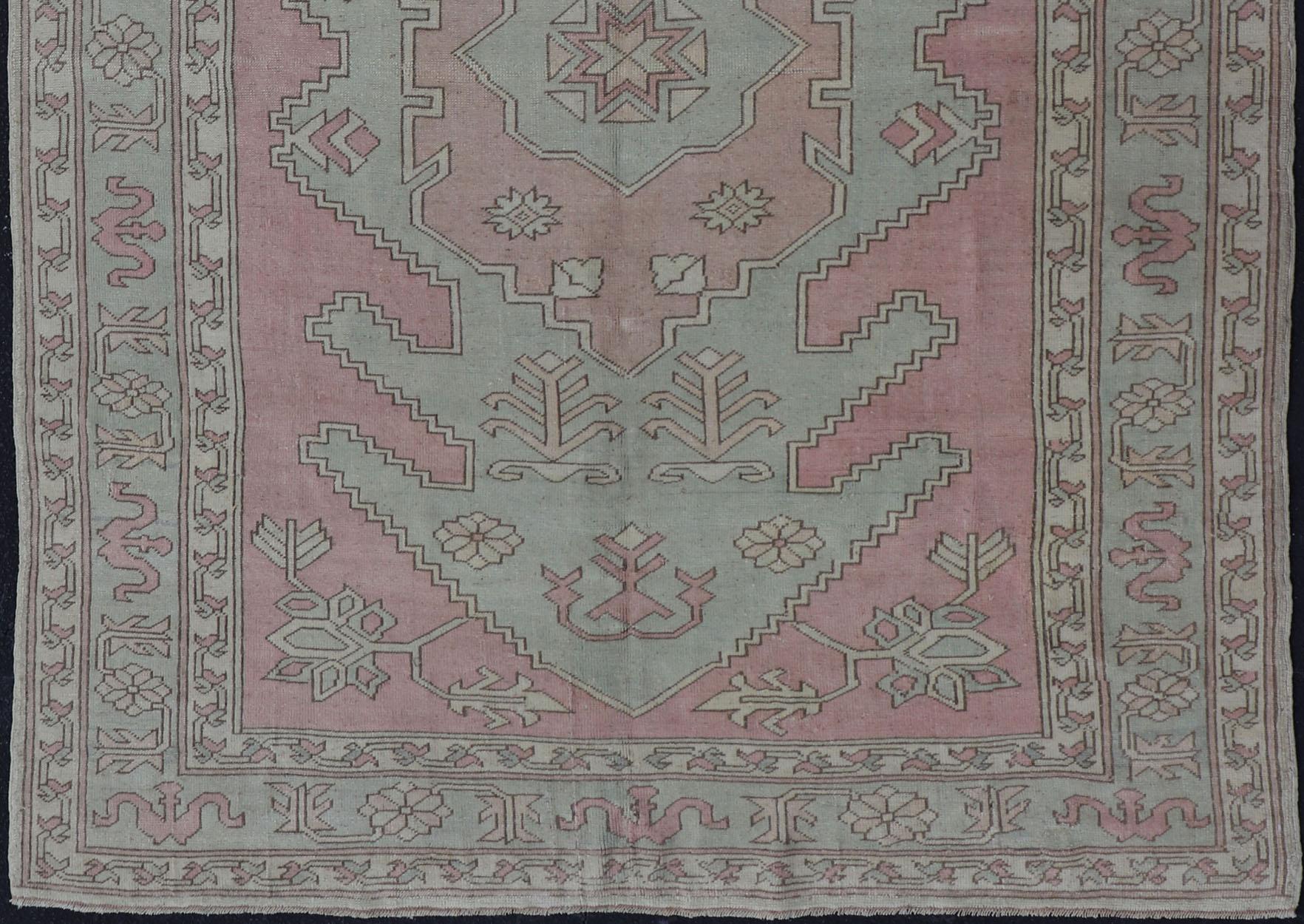 Türkischer Oushak-Teppich in zartem Rosa und Sage Grün mit geometrischem Muster 6'6 x 9'9 im Angebot 7