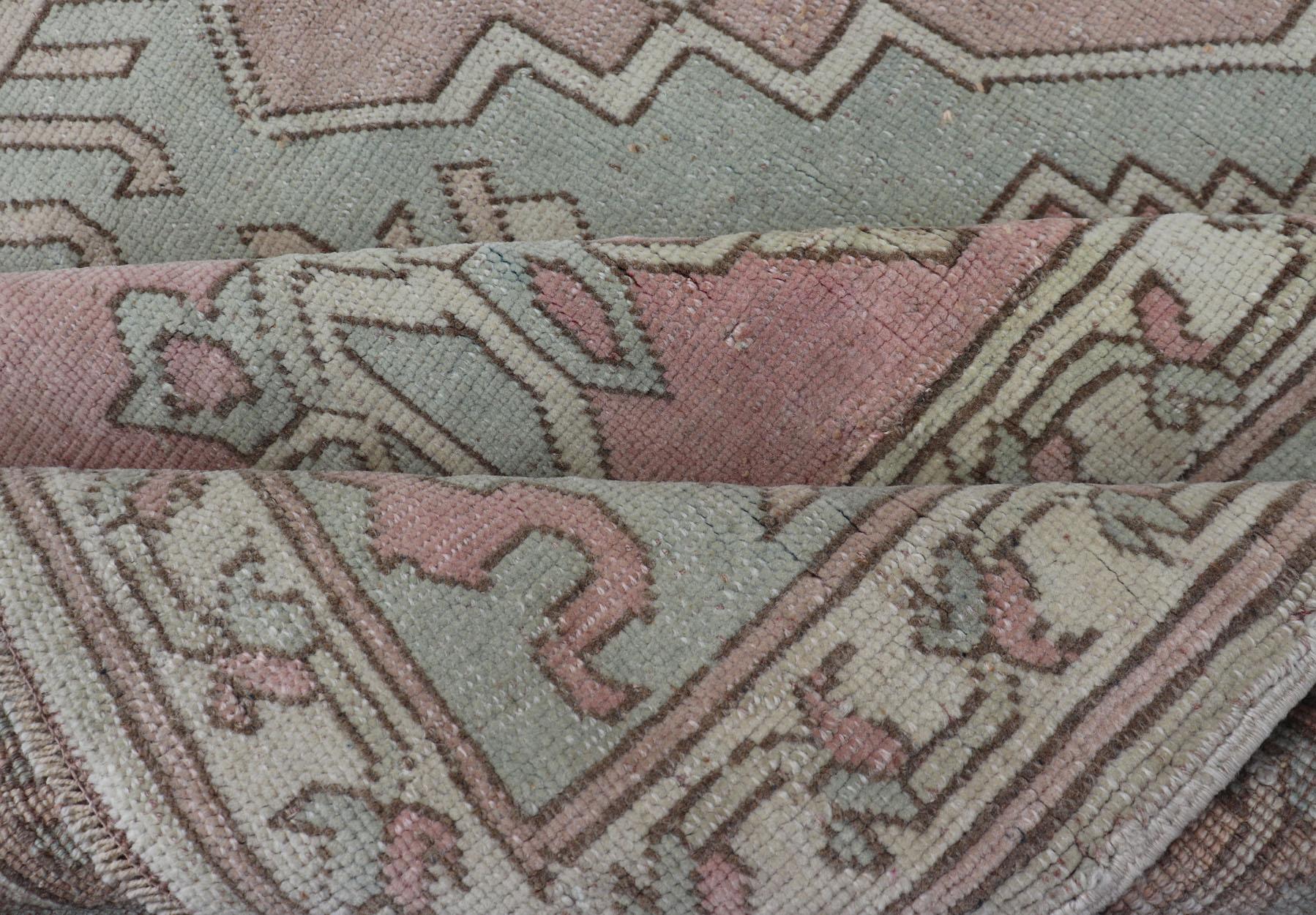 Türkischer Oushak-Teppich in zartem Rosa und Sage Grün mit geometrischem Muster 6'6 x 9'9 im Angebot 9