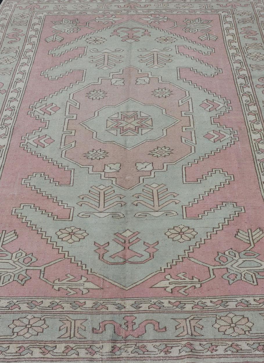 Türkischer Oushak-Teppich in zartem Rosa und Sage Grün mit geometrischem Muster 6'6 x 9'9 im Angebot 10