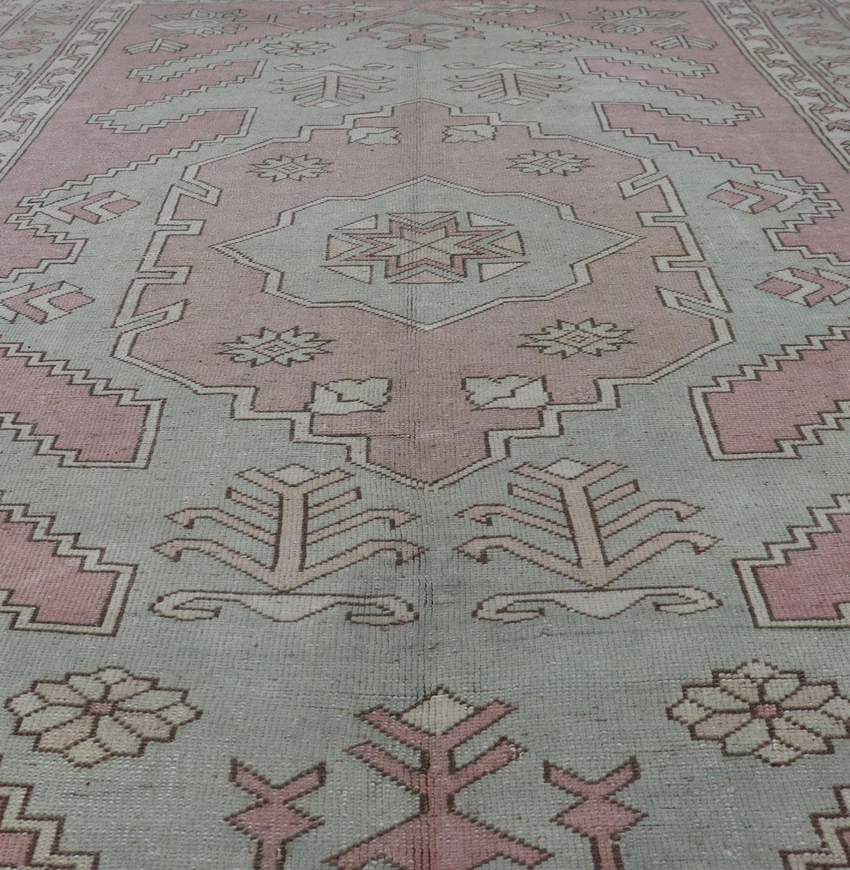 Maße: 6'6 x 9'9 

Türkischer Oushak-Teppich in zartem Rosa und Sage Green mit geometrischem Muster 6'6 x 9'9. 
Keivan Woven Arts / Teppich /KBE-210517, Herkunftsland / Typ: Türkei / Oushak, um 1950.

Dieser türkische Oushak-Teppich wurde von Hand