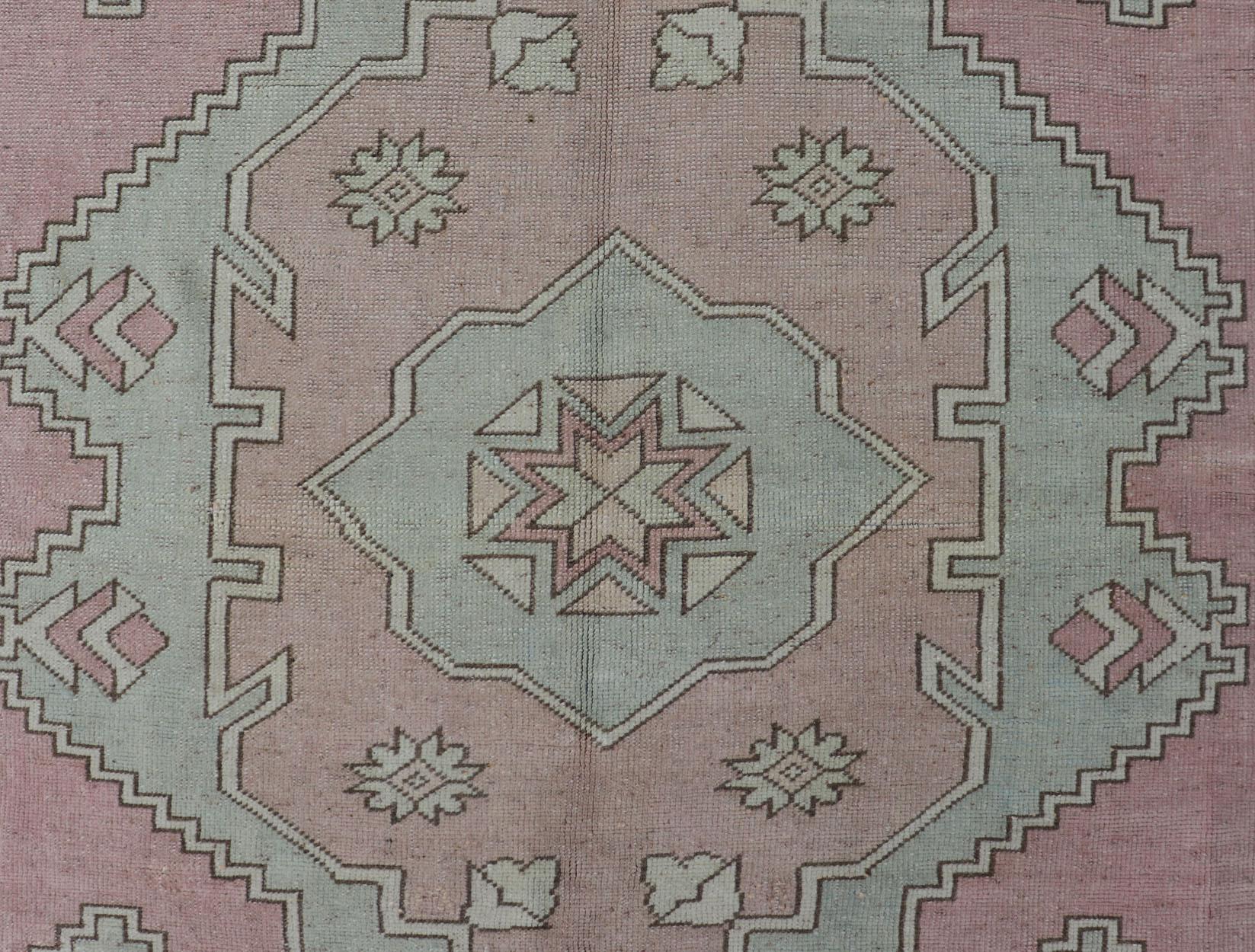 Türkischer Oushak-Teppich in zartem Rosa und Sage Grün mit geometrischem Muster 6'6 x 9'9 (Handgeknüpft) im Angebot