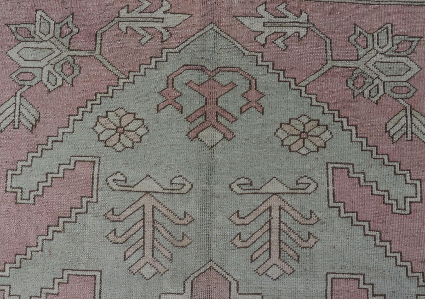 Türkischer Oushak-Teppich in zartem Rosa und Sage Grün mit geometrischem Muster 6'6 x 9'9 im Zustand „Hervorragend“ im Angebot in Atlanta, GA