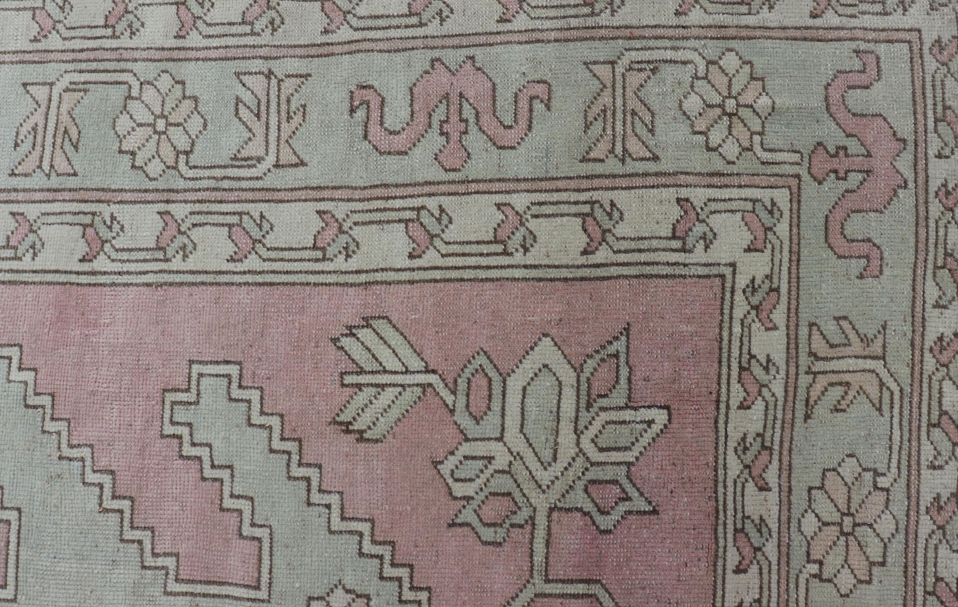 Türkischer Oushak-Teppich in zartem Rosa und Sage Grün mit geometrischem Muster 6'6 x 9'9 (20. Jahrhundert) im Angebot