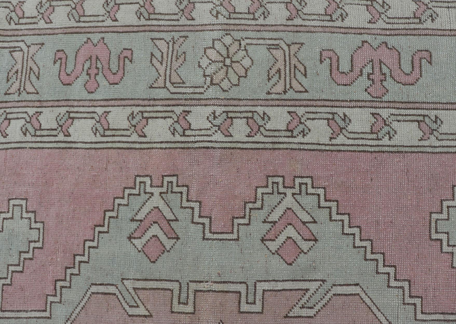 Türkischer Oushak-Teppich in zartem Rosa und Sage Grün mit geometrischem Muster 6'6 x 9'9 (Wolle) im Angebot