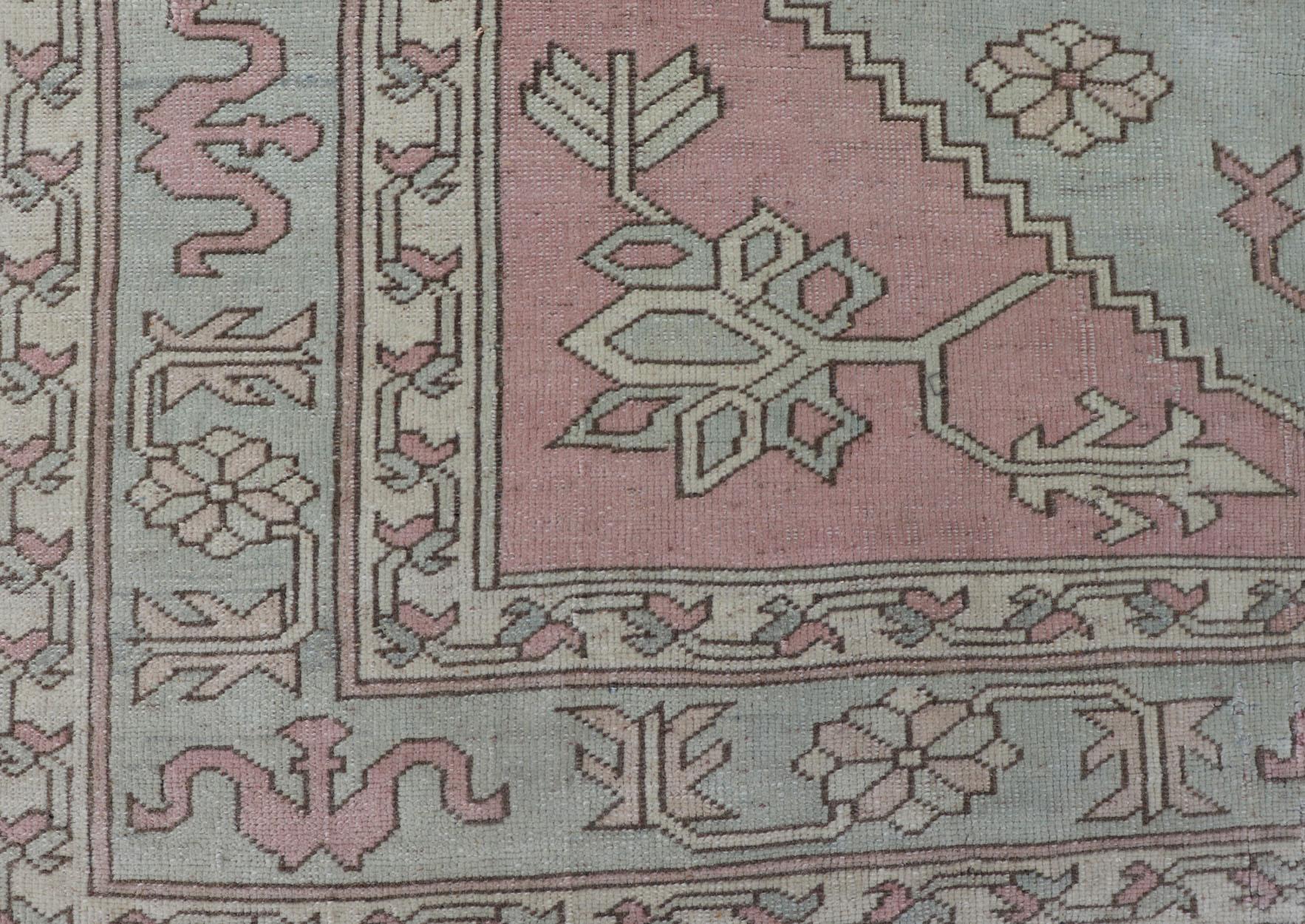 Türkischer Oushak-Teppich in zartem Rosa und Sage Grün mit geometrischem Muster 6'6 x 9'9 im Angebot 1