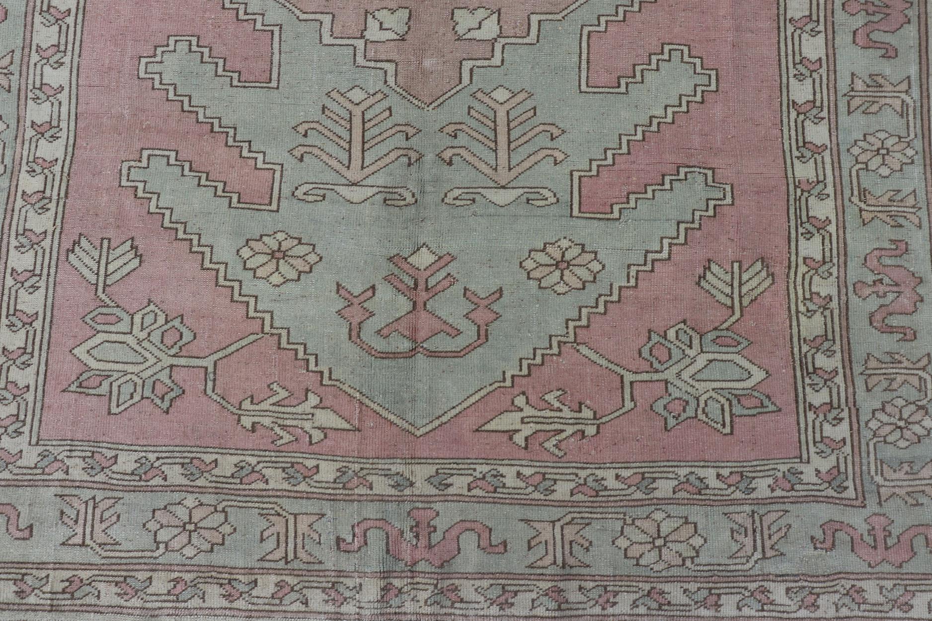 Türkischer Oushak-Teppich in zartem Rosa und Sage Grün mit geometrischem Muster 6'6 x 9'9 im Angebot 2